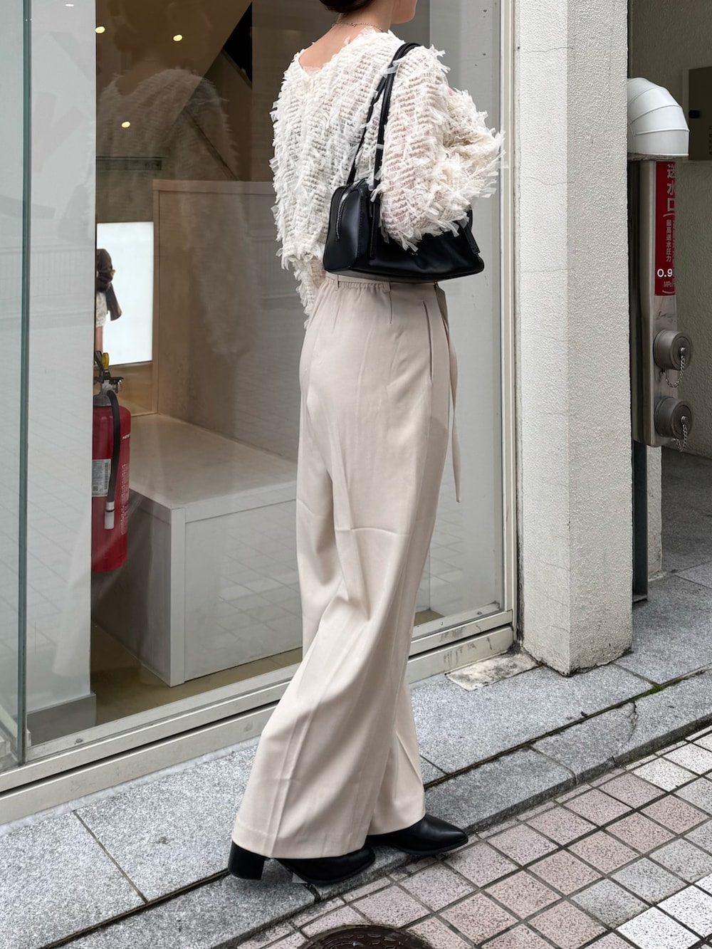 「春めき満開コーデ、リボン、チュール、チュールトップス、白、ホワイトコーデ、ホワイト、ワントーン、ワントーンコーデ、ワントーンスタイル、淡色コーデ、淡色女子、スラックス、スラックスパンツ、骨格ストレート」｜「mysticのチュールリボンカーディガン（シャツ/ブラウス、ホワイト系）」を使った、ayakaさん（レディース・164cm）の春コーディネートの3枚目の写真