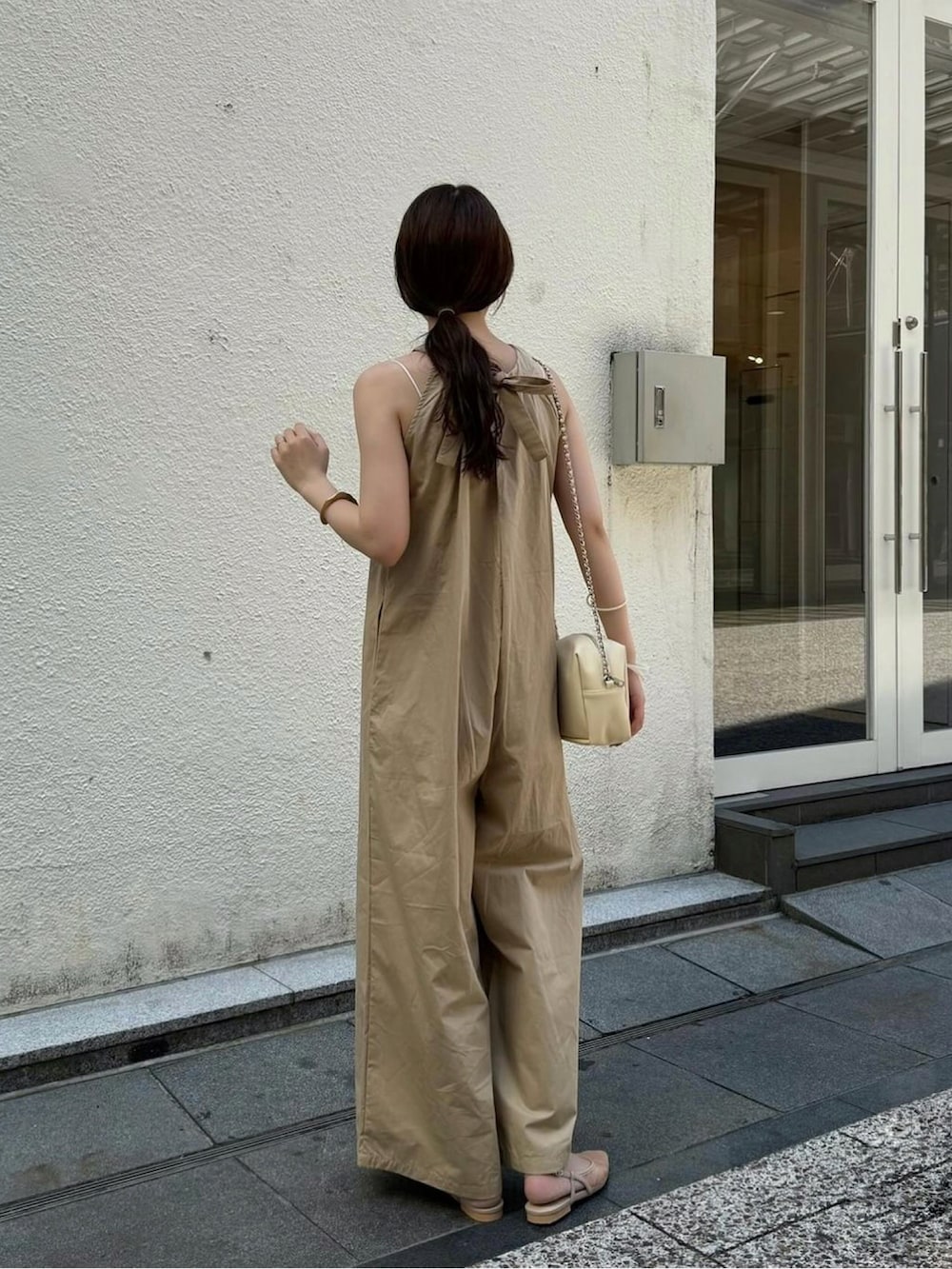 「秋コーデ、オールインワン、大人女子、シンプルスタイル、秋、大人ファッション、秋カラー、休日スタイル、オケージョン、オケージョンスタイル、ディナー、ベージュ、ベージュコーデ、淡色コーデ、淡色女子」｜「mysticのチュールバックストラップサンダル（サンダル、ベージュ系）」を使った、ayakaさん（レディース・164cm）の秋コーディネートの2枚目の写真
