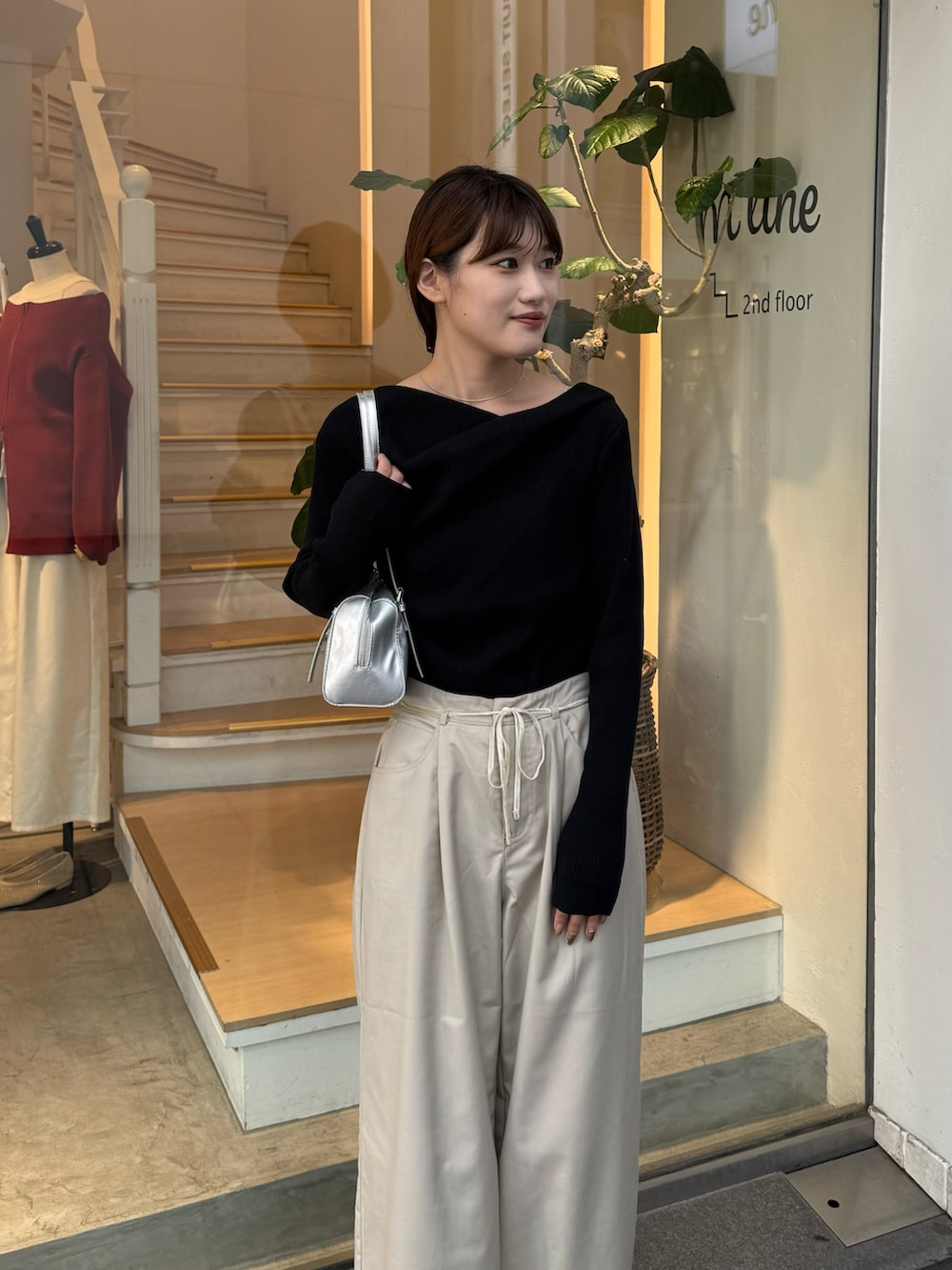 「オフショル、オフショルダー、オフショルニット、スラックス、スラックスパンツ、ワイドパンツ、ワイドスラックス、ゴアブーツ、ボストンバッグ、韓国ファッション、韓国コーデ、綺麗めカジュアル、きれいめカジュアル、骨格ストレート、高身長女子」｜「mysticの【8色展開】オフショルリブニット（ニット/セーター、ブラック系）」を使った、ayakaさん（レディース・164cm）の冬コーディネートの3枚目の写真