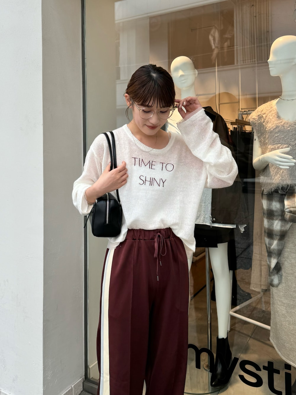 「ボルドー、シアートップス、シアーニット、刺繍、刺繍トップス、ラインパンツ、ジャージ、ジャージーパンツ、高身長女子、高身長コーデ、骨格ストレート、メガネ女子、眼鏡、メガネ、ゆるコーデ」｜「mysticの刺繍シアーニット（ニット/セーター、ホワイト系）」を使った、ayakaさん（レディース・164cm）の秋コーディネートの3枚目の写真