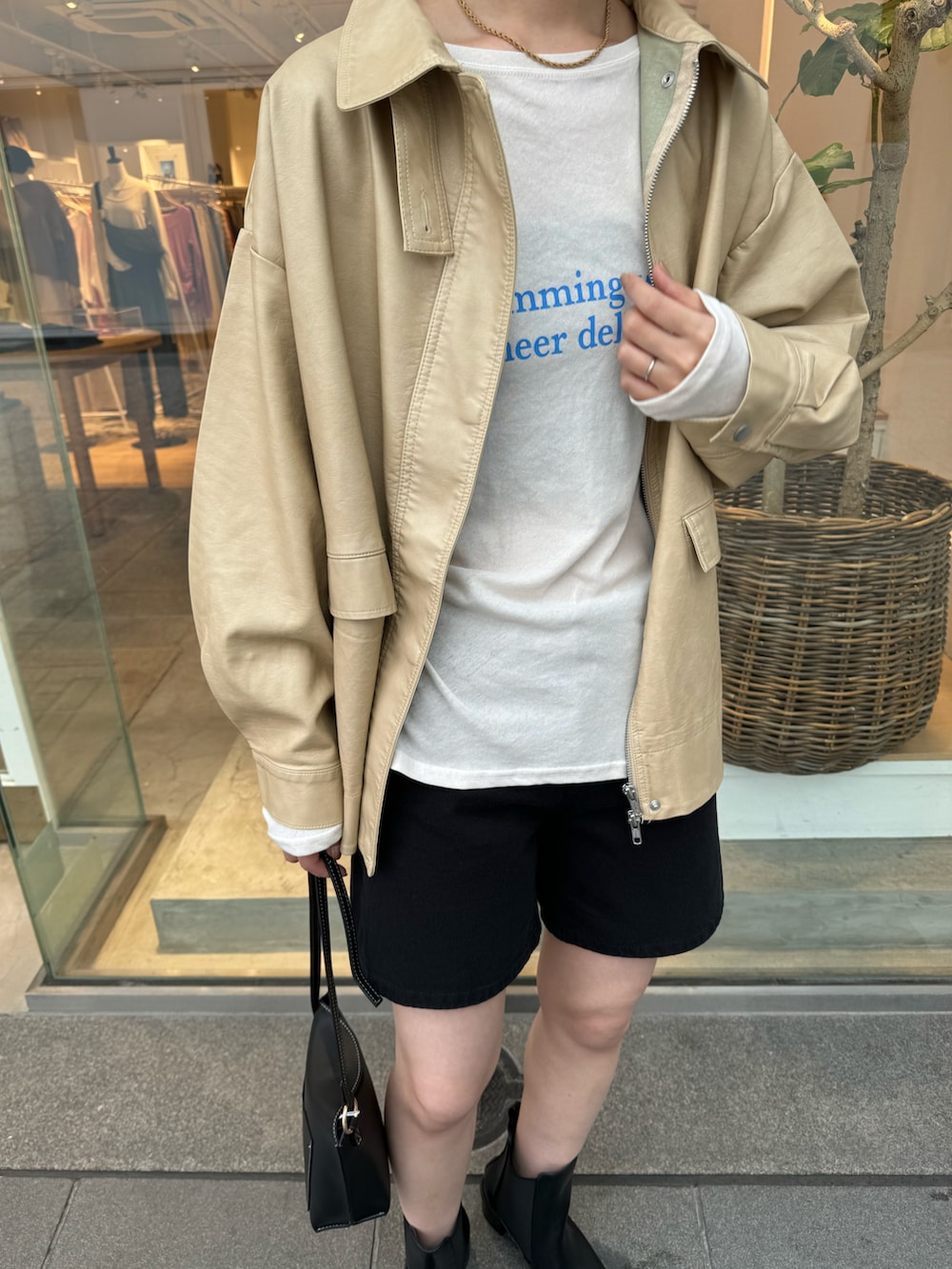 「カジュアルスタイル、秋服、オトナ女子、レザー、レザージャケット、バターイエロー、ロゴT、ショートパンツ、ショーパン、ブーツ、ベージュ、ヒステリックグラマー、骨格ストレート、高身長女子、高身長コーデ」｜「mysticの【2024AW】ブルゾンジャケット（その他アウター、ベージュ系）」を使った、ayakaさん（レディース・164cm）の秋コーディネートの2枚目の写真