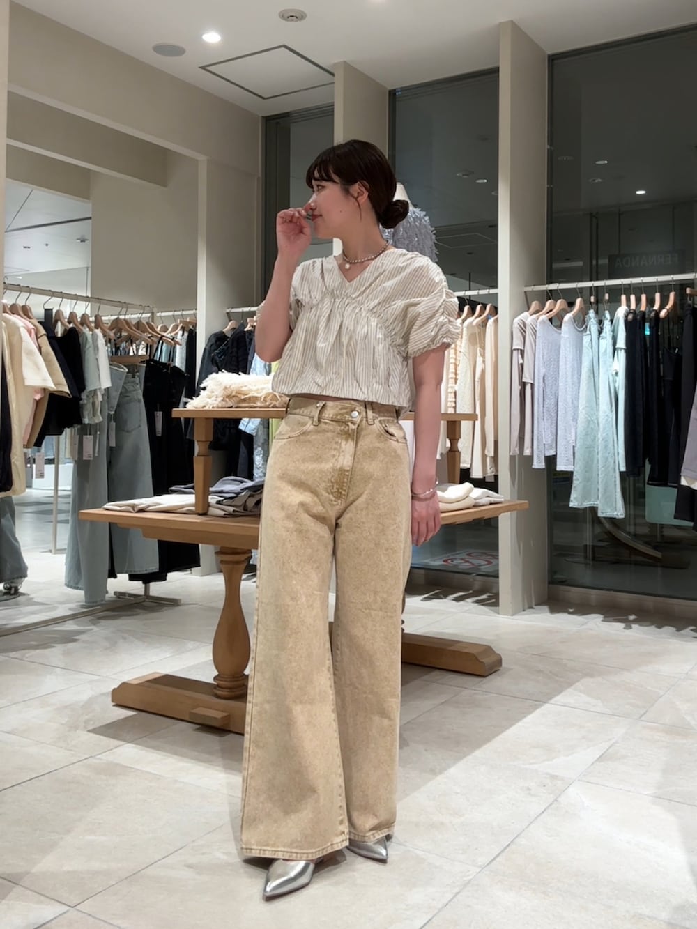 「柄シャツ、ワイドパンツ、シャツスタイル、パンツコーデ、ストライプシャツ、ストライプ、フレアデニム、フレアパンツ、淡色コーデ、淡色女子、イエローコーデ、イエロー、骨格ストレート、ブラウス×デニム、ブラウスコーデ」｜「mysticのVギャザーブラウス（シャツ/ブラウス、ホワイト系）」を使った、ayakaさん（レディース・164cm）の春コーディネートの2枚目の写真