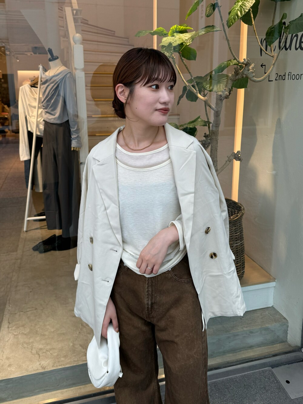 「秋服コーデ、大人女子、大人コーデ、ジャケット、ジャケットスタイル、ジャケットコーデ、ホワイトコーデ、ホワイト、ワントーン、ワントーンコーデ、淡色コーデ、淡色女子、デニム、デニムパンツ、ブラウンパンツ」｜「mysticのシアーキャミSETプルオーバー（Tシャツ/カットソー、ホワイト系）」を使った、ayakaさん（レディース・164cm）の秋コーディネートの3枚目の写真