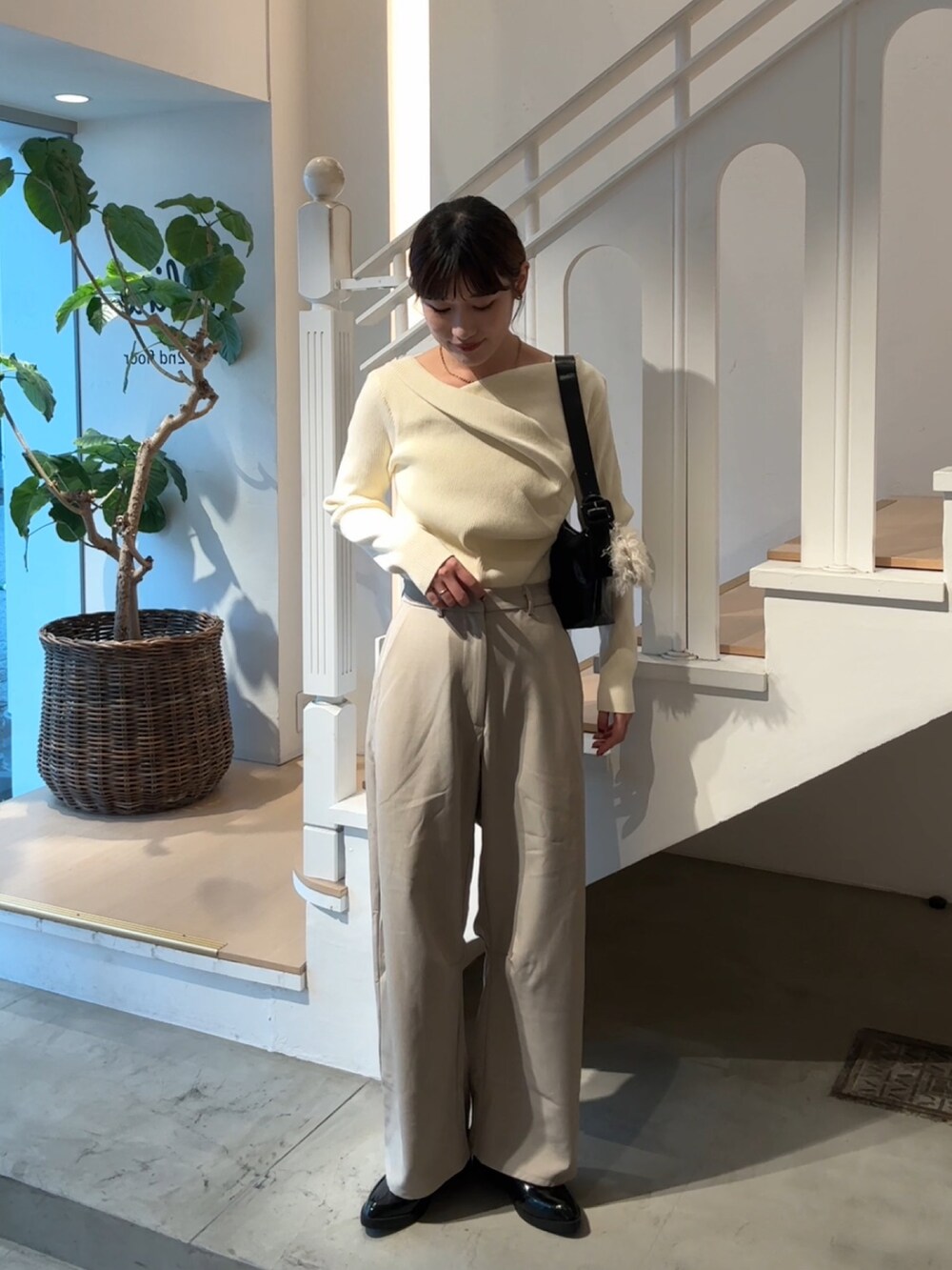 「オフショル、オフショルダー、オフショルニット、ワントーン、ワントーンコーデ、淡色コーデ、淡色女子、カーブパンツ、ローファー、ローファーコーデ、オトナカジュアル、パンツコーデ、春服、きれいめカジュアル、春カラー」｜「mysticの【8色展開】オフショルリブニット（ニット/セーター、ホワイト系）」を使った、ayakaさん（レディース・164cm）の冬コーディネートの2枚目の写真