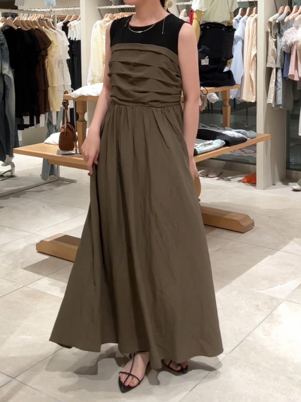 ブラウン系のワンピースを着用したレディースの夏コーディネートの3枚目の写真