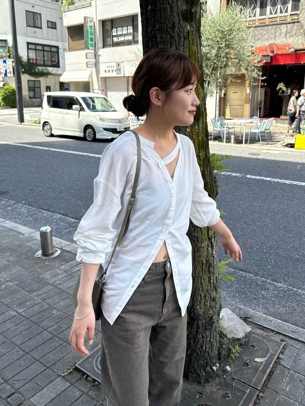 「秋っぽコーデ更新中、レイヤードスタイル、シャツスタイル、シャツ、シャツコーデ、デニム、デニムパンツ、デニムコーデ、ブラウン、ブラウンパンツ、大人カジュアル、大人コーデ、高身長女子、高身長コーデ、骨格ストレート」｜「mysticの【3色展開】ストラップフラットサンダル（サンダル、ブラック系）」を使った、ayakaさん（レディース・164cm）の秋コーディネートの3枚目の写真