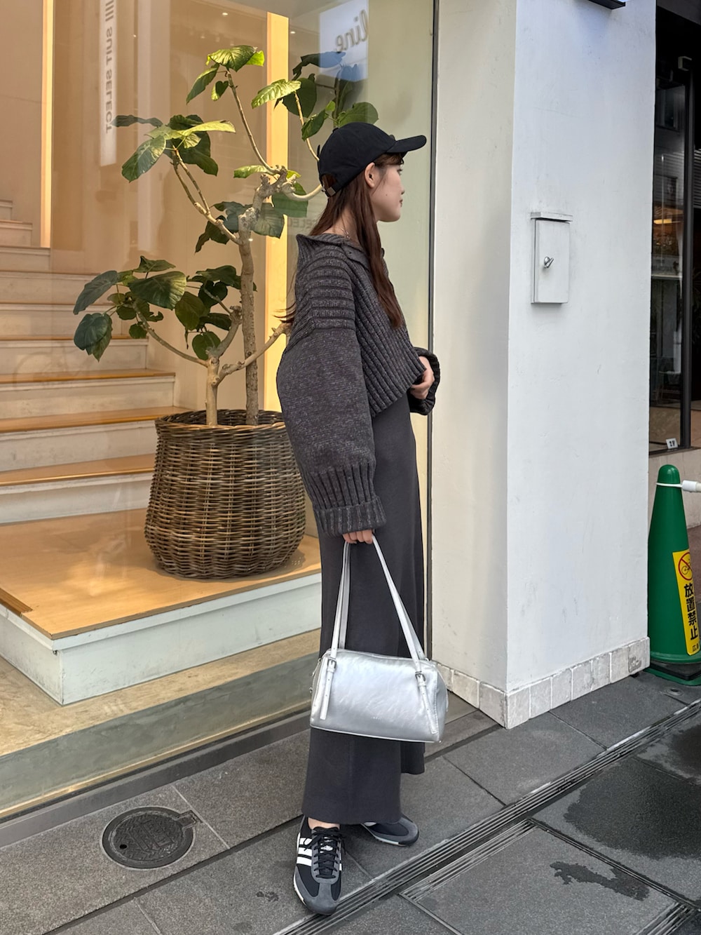 「キャップ、キャップ女子、ワンピース、ワンピーススタイル、ワンピースコーデ、ワンピース×スニーカー、ニットワンピース、セットワンピース、グレー、グレーコーデ、adidas、アディダス、高身長女子、高身長コーデ、骨格ストレート」｜「mysticのloti ワイドボストンバッグ（トートバッグ、シルバー系）」を使った、ayakaさん（レディース・164cm）の冬コーディネートの3枚目の写真