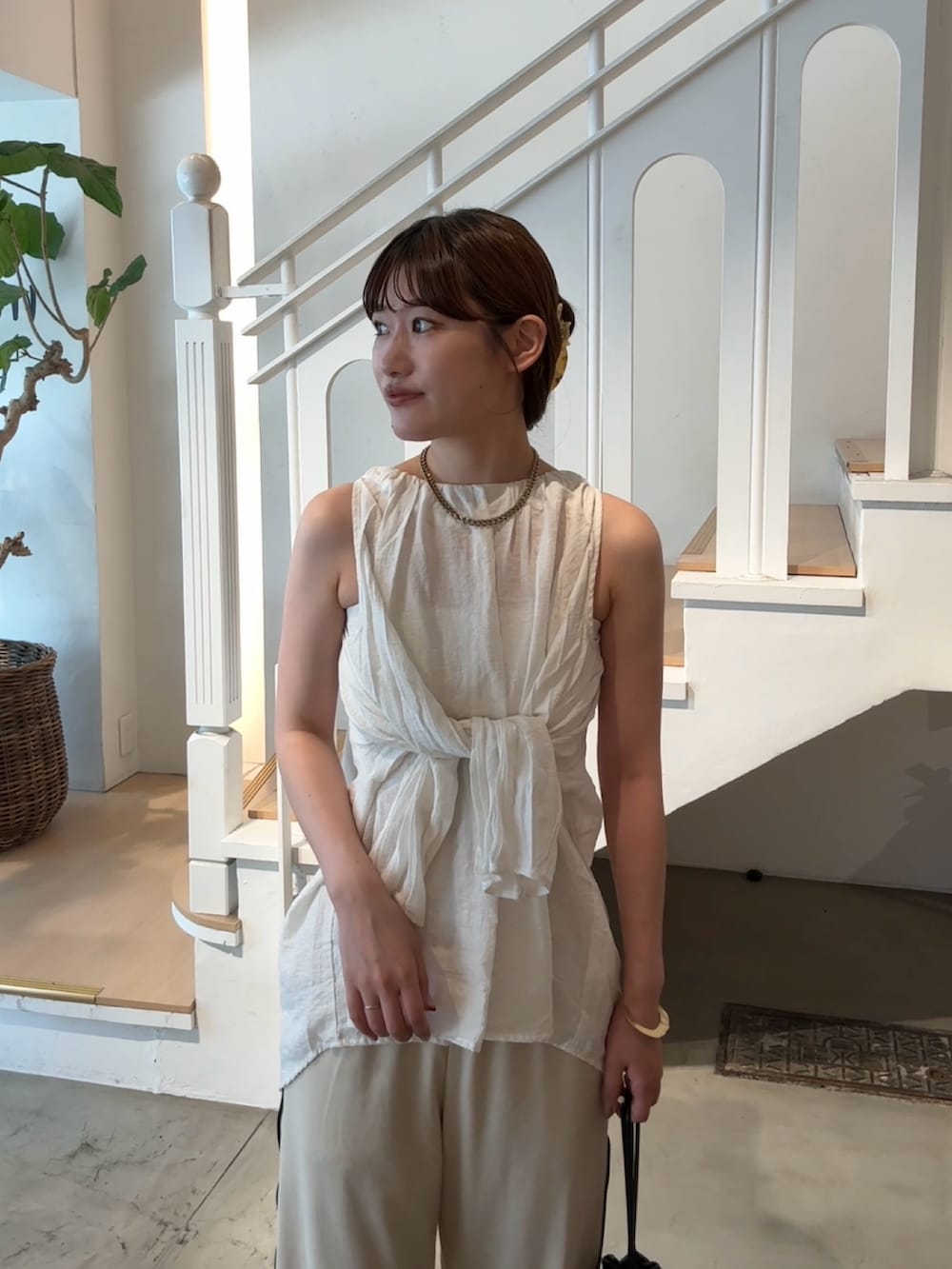 「ブラウス、ブラウスコーデ、ブラウス×パンツ、シャツアレンジ、アレンジ、ラインパンツ、イージーパンツ、ウエストゴム、高身長女子、高身長コーデ、骨格ストレート、mystic、mysticstaff、ワントーンコーデ、淡色コーデ」｜「mysticの【もりすず企画】肩開きブラウス（シャツ/ブラウス、ホワイト系）」を使った、ayakaさん（レディース・164cm）の夏コーディネートの3枚目の写真