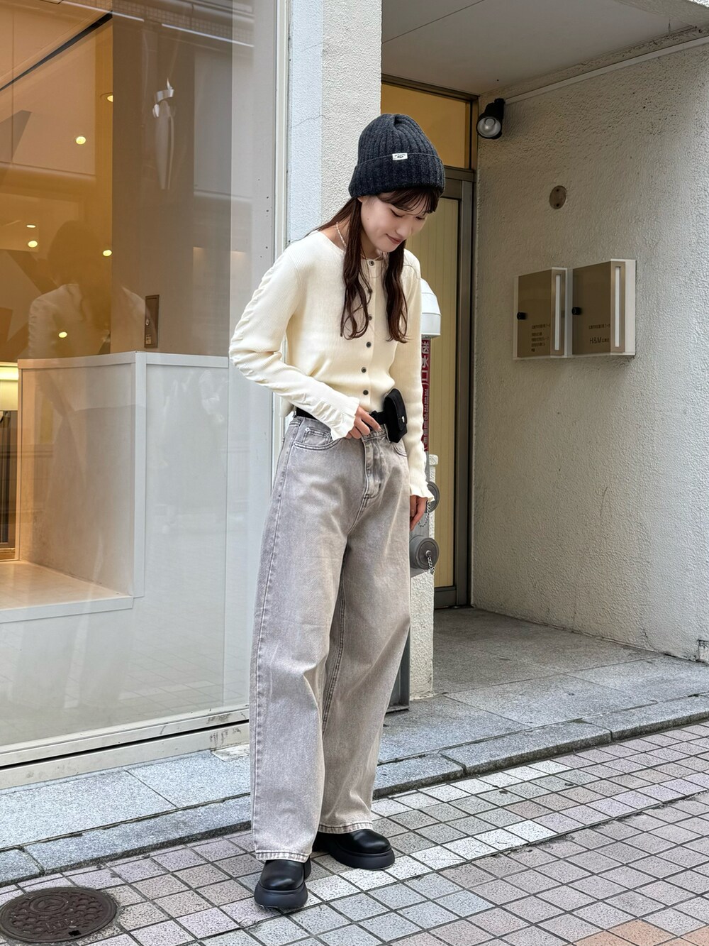 「韓国ファッション、韓国コーデ、韓国系、カーディガン、カーディガンコーデ、デニム、ワイドデニム、オトナカジュアル、パンツスタイル、ニット/セーター、秋冬コーデ、高身長女子、骨格ストレート、ウエストポーチ、ベルト」｜「mysticの【3サイズ / 3色展開】オーバーダイワイドデニム（デニムパンツ、ベージュ系）」を使った、ayakaさん（レディース・164cm）の冬コーディネートの2枚目の写真