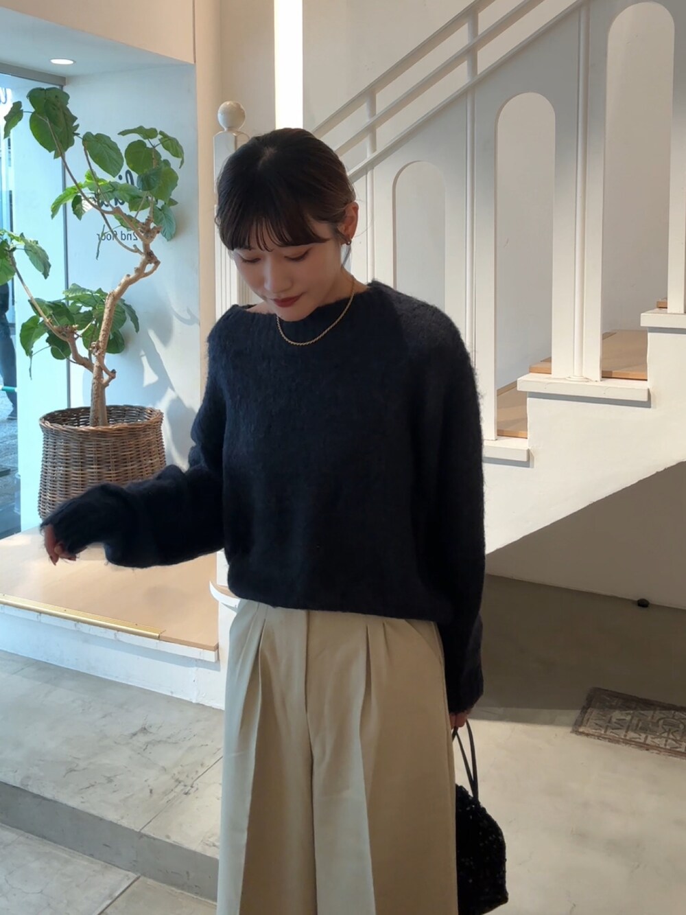 「真冬のあったかスタイル、パンツコーデ、オトナカワイイ、カジュアルスタイル、シンプルスタイル、オトナカジュアル、大人コーデ、ネイビー、ワンショルダー、スラックス、ローファー、スタイルアップ、ベルト、骨格ストレート、高身長女子」｜「mysticのモヘアライクワイドネックニット（ニット/セーター、ブルー系）」を使った、ayakaさん（レディース・164cm）の冬コーディネートの3枚目の写真