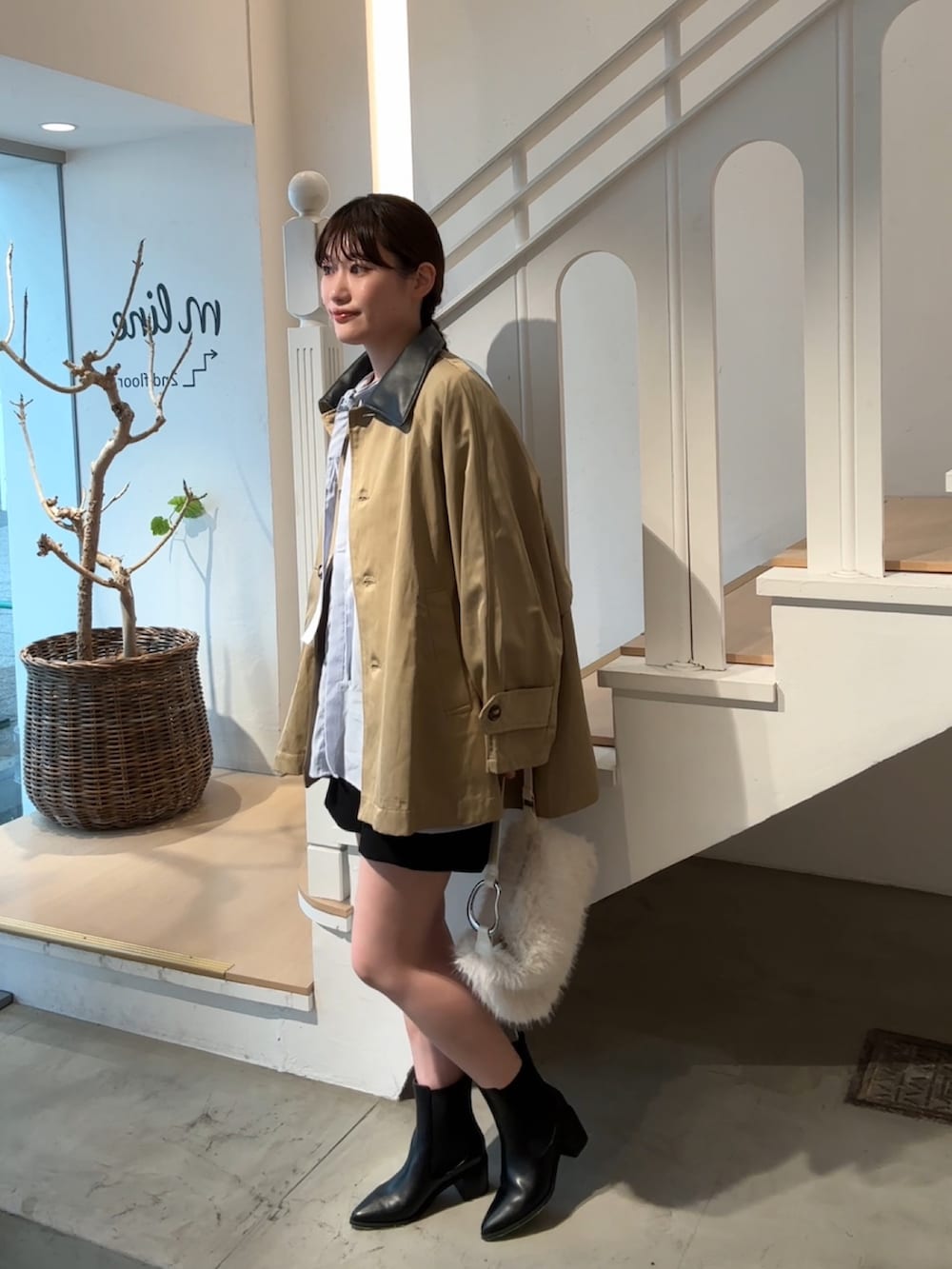 「トレンチコート、トレンチ、ブラウス、ブラウスコーデ、ミニスカート、ミニ丈、ブルー、ブルーコーデ、大人カジュアル、春コーデ、春アウター、骨格ストレート、高身長女子、高身長コーデ、きれいめカジュアル」｜「mysticのバックリボンブラウス（シャツ/ブラウス、ブルー系）」を使った、ayakaさん（レディース・164cm）の春コーディネートの3枚目の写真