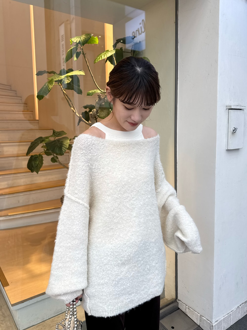「アメスリ、アメスリタンク、ブークレニット、ゆるコーデ、ゆるニット、ベロア、ベロアパンツ、ワントーン、ワントーンコーデ、秋冬コーデ、高身長女子、高身長コーデ、骨格ストレート、ゆるシルエット、大人カジュアル」｜「mysticの【3色展開】アメスリニットタンク（タンクトップ、ホワイト系）」を使った、ayakaさん（レディース・164cm）の冬コーディネートの3枚目の写真