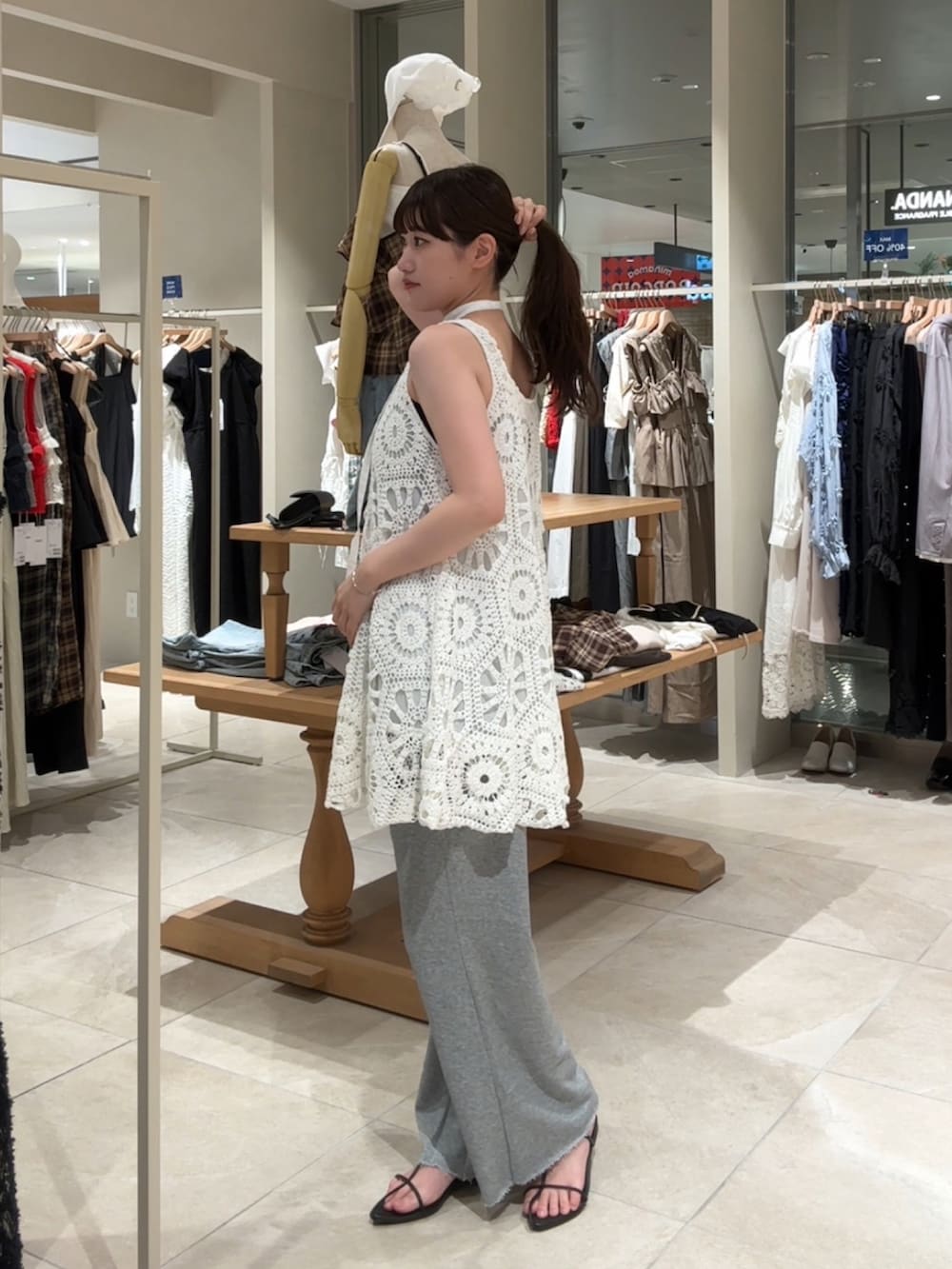 グレー系のスウェットパンツ、ホワイト系のワンピースを着用したレディースの夏コーディネートの3枚目の写真