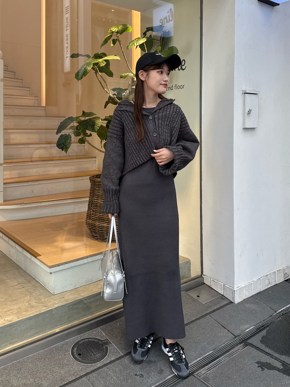 「キャップ、キャップ女子、ワンピース、ワンピーススタイル、ワンピースコーデ、ワンピース×スニーカー、ニットワンピース、セットワンピース、グレー、グレーコーデ、adidas、アディダス、高身長女子、高身長コーデ、骨格ストレート」｜「mysticのloti ワイドボストンバッグ（トートバッグ、シルバー系）」を使った、ayakaさん（レディース・164cm）の冬コーディネートの2枚目の写真