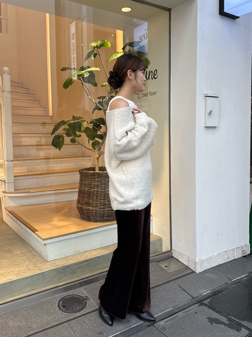 「アメスリ、アメスリタンク、ブークレニット、ゆるコーデ、ゆるニット、ベロア、ベロアパンツ、ワントーン、ワントーンコーデ、秋冬コーデ、高身長女子、高身長コーデ、骨格ストレート、ゆるシルエット、大人カジュアル」｜「mysticの【3色展開】アメスリニットタンク（タンクトップ、ホワイト系）」を使った、ayakaさん（レディース・164cm）の冬コーディネートの2枚目の写真