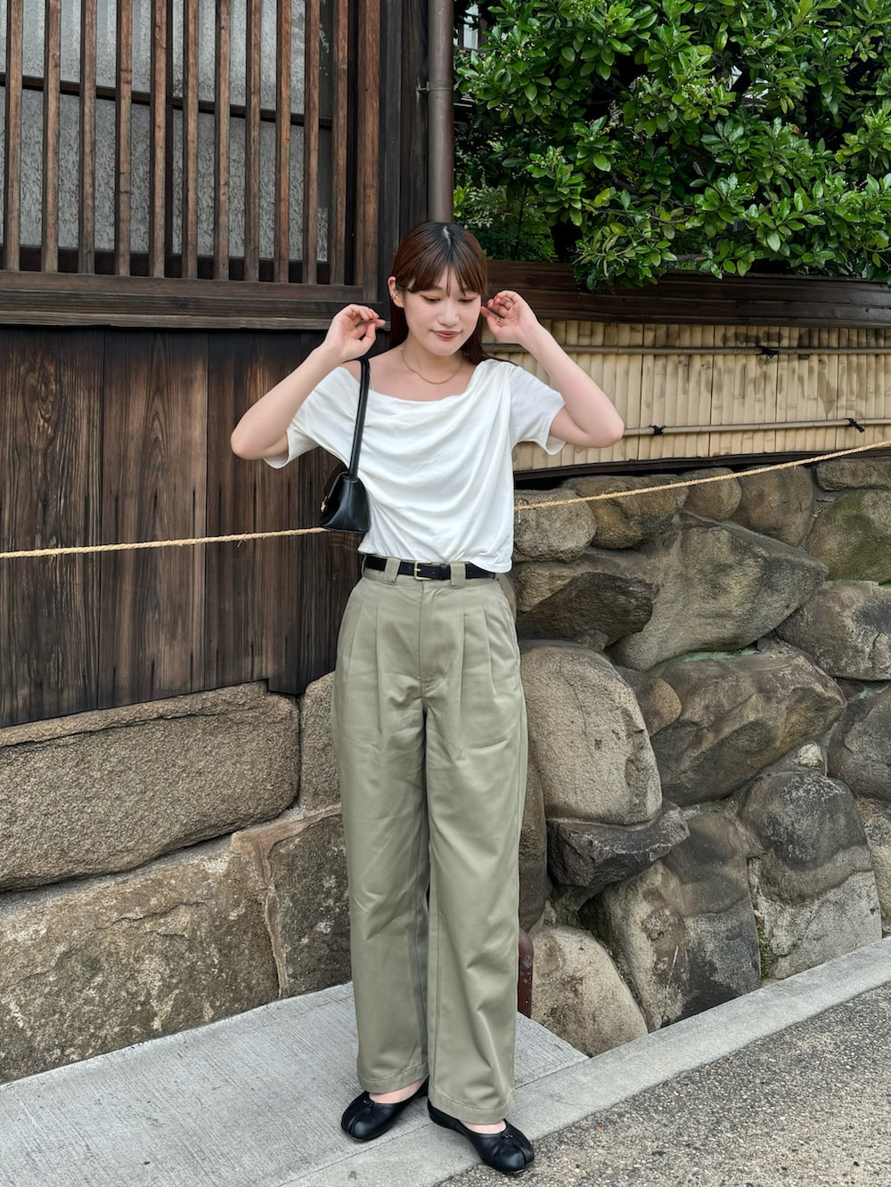 「オフショル、オフショルダー、肌見せ、トレンド、トレンドコーデ、トレンドファッション、韓国ファッション、韓国コーデ、高身長女子、高身長コーデ、骨格ストレート、デートコーデ、大人カジュアル、きれいめカジュアル、足袋バレエ」｜「mysticの【5色展開】オフショルTシャツ（Tシャツ/カットソー、ホワイト系）」を使った、ayakaさん（レディース・164cm）の夏コーディネートの2枚目の写真