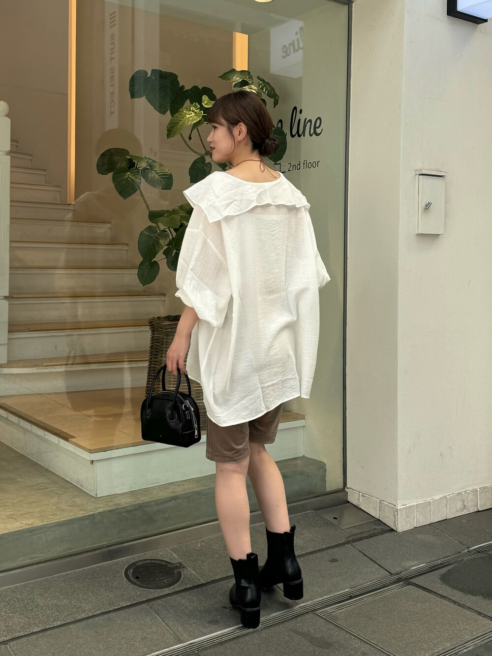 「ブラウス、ブラウスコーデ、白ブラウス、ベロア、ベロアパンツ、ハーフパンツ、ミドルブーツ、淡色コーデ、淡色女子、骨格ストレート、高身長女子、高身長コーデ、ベージュコーデ、秋コーデ、大人カジュアル」｜「mysticのラッフル2WAYブラウス（シャツ/ブラウス、ホワイト系）」を使った、ayakaさん（レディース・164cm）の秋コーディネートの2枚目の写真