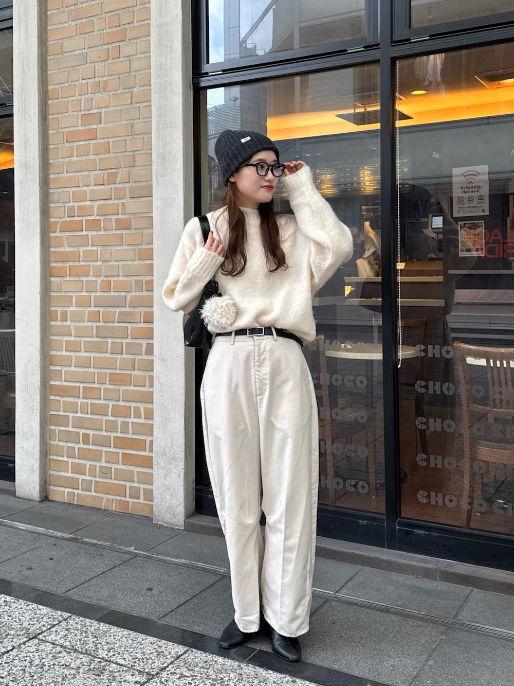 「ホワイトコーデ、ホワイト、白コーデ、ワントーン、ワントーンコーデ、ニット帽、メガネ女子、メガネ、眼鏡、白ニット、白パンツ、スラックス、カーブパンツ、骨格ストレート、高身長女子」｜「mysticのモヘアライクワイドネックニット（ニット/セーター、ホワイト系）」を使った、ayakaさん（レディース・164cm）の冬コーディネートの2枚目の写真