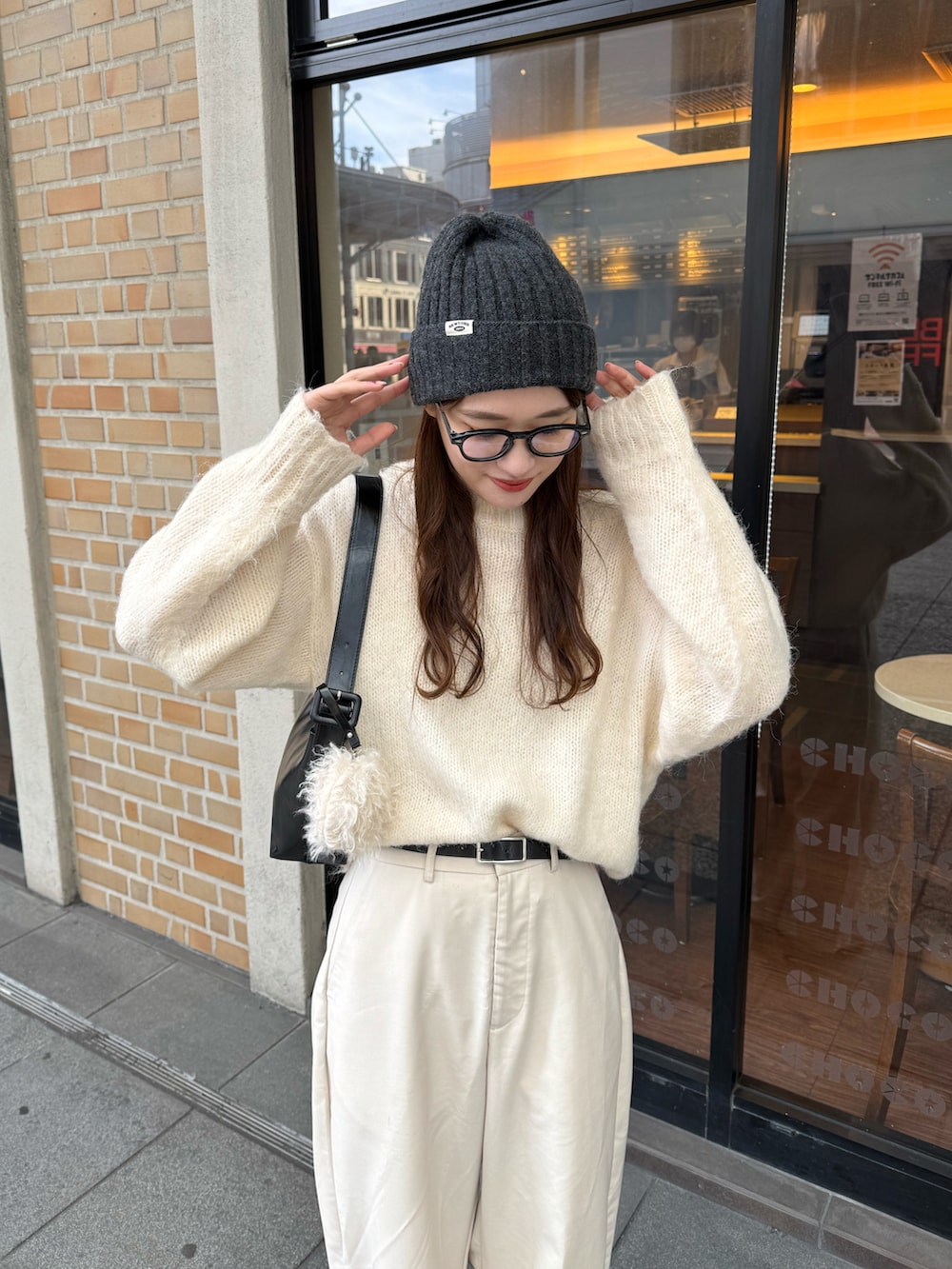「ホワイトコーデ、ホワイト、白コーデ、ワントーン、ワントーンコーデ、ニット帽、メガネ女子、メガネ、眼鏡、白ニット、白パンツ、スラックス、カーブパンツ、骨格ストレート、高身長女子」｜「mysticのモヘアライクワイドネックニット（ニット/セーター、ホワイト系）」を使った、ayakaさん（レディース・164cm）の冬コーディネートの3枚目の写真