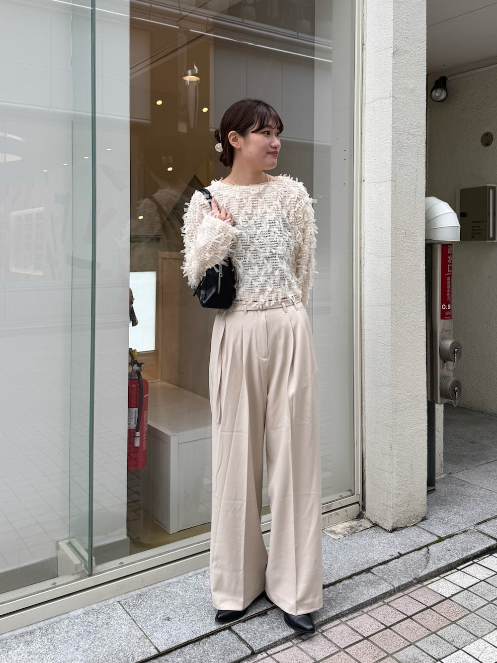 「春めき満開コーデ、リボン、チュール、チュールトップス、白、ホワイトコーデ、ホワイト、ワントーン、ワントーンコーデ、ワントーンスタイル、淡色コーデ、淡色女子、スラックス、スラックスパンツ、骨格ストレート」｜「mysticのチュールリボンカーディガン（シャツ/ブラウス、ホワイト系）」を使った、ayakaさん（レディース・164cm）の春コーディネートの2枚目の写真