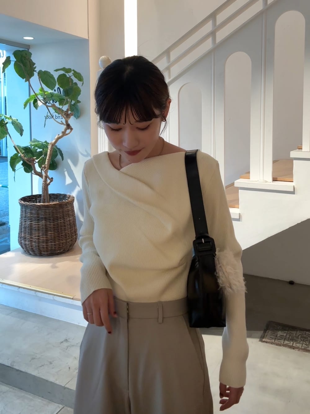 「オフショル、オフショルダー、オフショルニット、ワントーン、ワントーンコーデ、淡色コーデ、淡色女子、カーブパンツ、ローファー、ローファーコーデ、オトナカジュアル、パンツコーデ、春服、きれいめカジュアル、春カラー」｜「mysticの【8色展開】オフショルリブニット（ニット/セーター、ホワイト系）」を使った、ayakaさん（レディース・164cm）の冬コーディネートの3枚目の写真
