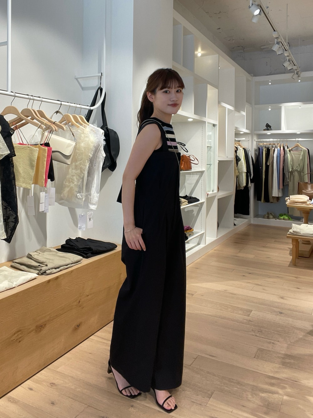 「ネオンカラー、タンクトップ、ノースリーブ、ノースリーブニット、サロペット、サロペットコーデ、ブラック、ブラックコーデ、カジュアル、カジュアルコーデ、カジュアルスタイル、骨格ストレート、高身長女子、高身長コーデ、mystic」｜「mysticのストラップヒールサンダル（サンダル、ブラック系）」を使った、ayakaさん（レディース・164cm）の夏コーディネートの2枚目の写真