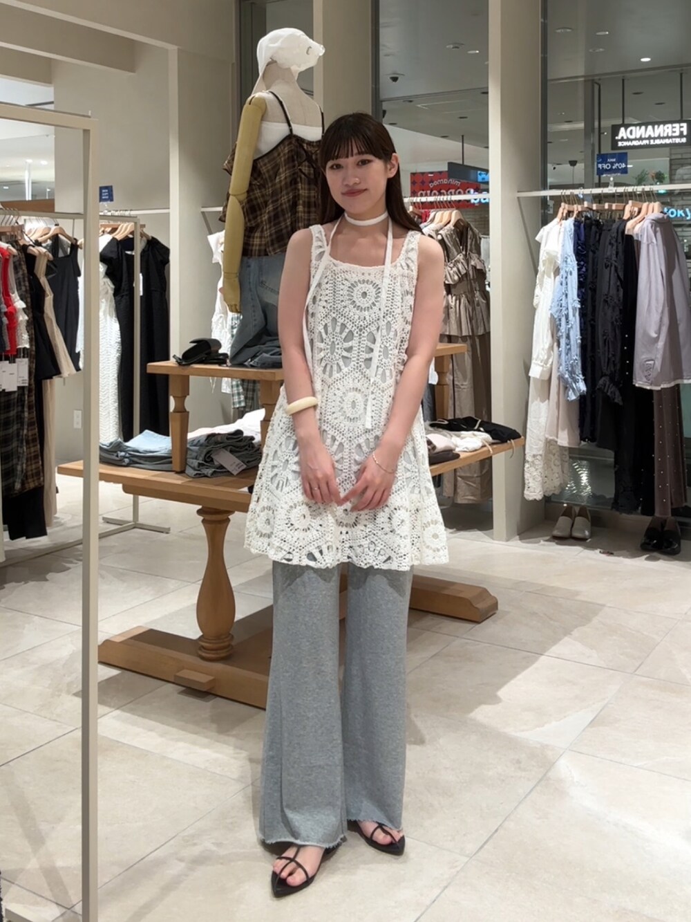 グレー系のスウェットパンツ、ホワイト系のワンピースを着用したレディースの夏コーディネートの2枚目の写真