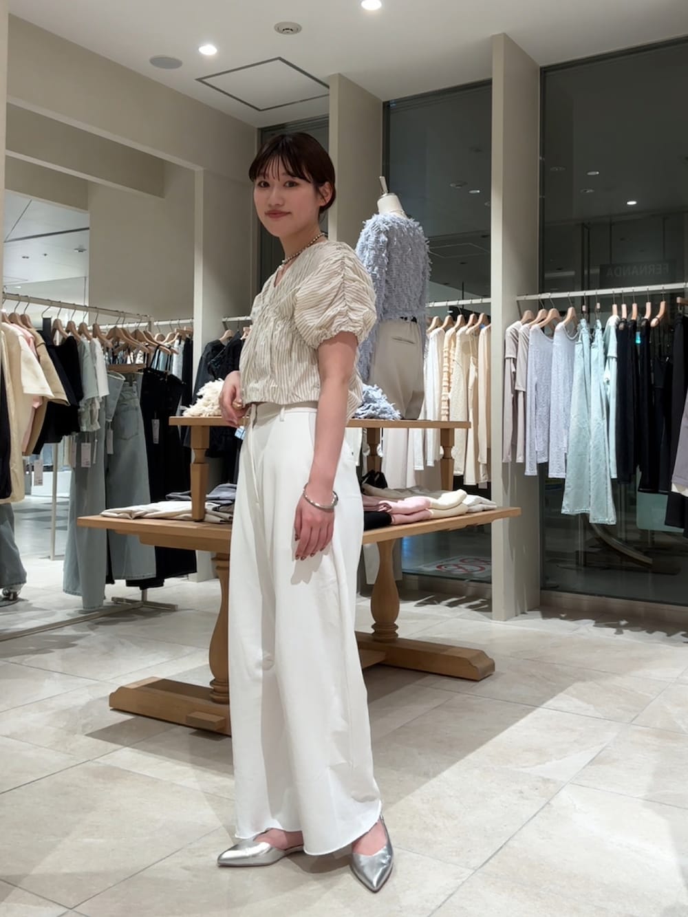 「ストライプシャツ、ストライプ、柄シャツ、シャツスタイル、スウェット、スウェットパンツ、スウェットコーデ、大人カジュアル、きれいめカジュアル、骨格ストレート、高身長女子、高身長コーデ、淡色コーデ、淡色女子、春コーデ」｜「mysticのVギャザーブラウス（シャツ/ブラウス、ホワイト系）」を使った、ayakaさん（レディース・164cm）の春コーディネートの3枚目の写真