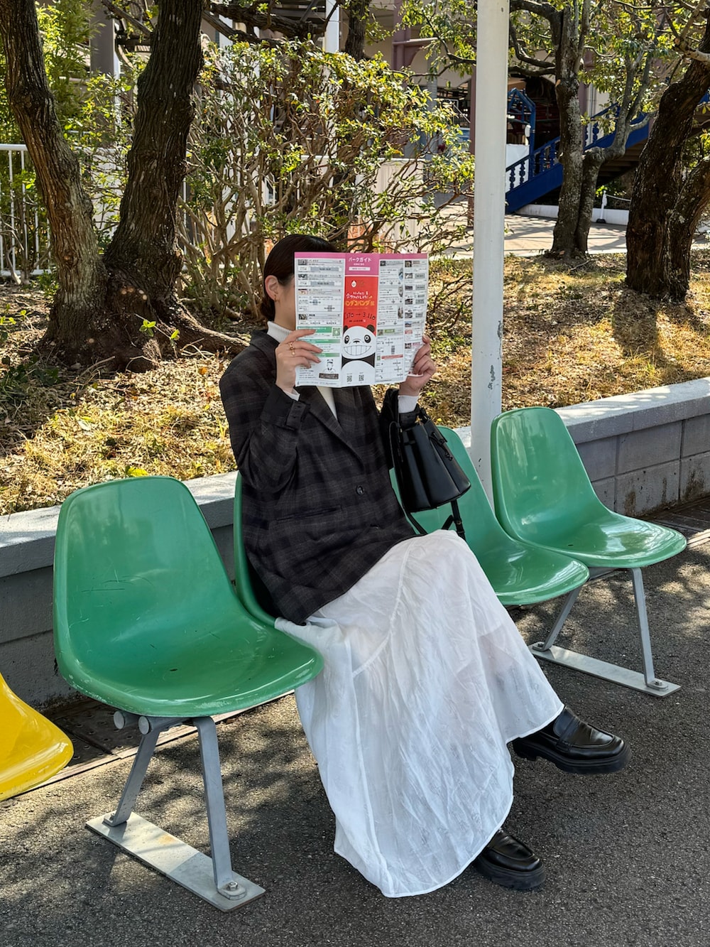 「春めき満開コーデ、チェック、大人ファッション、キレイめコーデ、着回しコーデ、オトナカジュアル、白スカート、ジャケット、ジャケットスタイル、骨格ストレート、高身長女子、高身長コーデ、スカートスタイル、スカートコーデ、フレアスカート」｜「mysticのヘムティアードスカート（スカート、ホワイト系）」を使った、ayakaさん（レディース・164cm）の春コーディネートの3枚目の写真