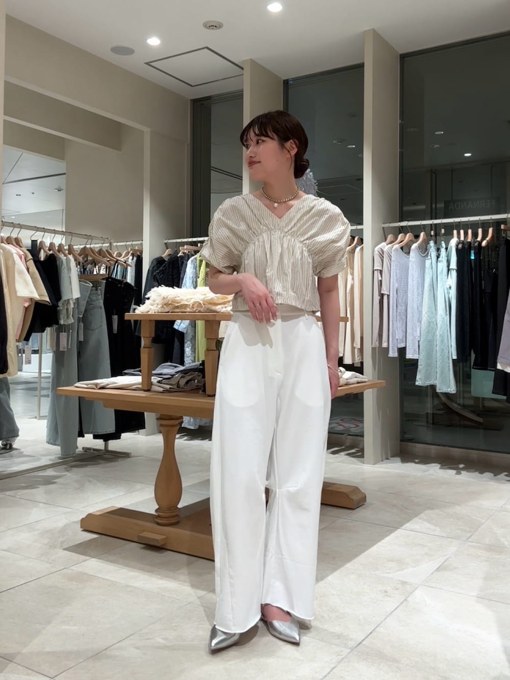 「ストライプシャツ、ストライプ、柄シャツ、シャツスタイル、スウェット、スウェットパンツ、スウェットコーデ、大人カジュアル、きれいめカジュアル、骨格ストレート、高身長女子、高身長コーデ、淡色コーデ、淡色女子、春コーデ」｜「mysticのVギャザーブラウス（シャツ/ブラウス、ホワイト系）」を使った、ayakaさん（レディース・164cm）の春コーディネートの2枚目の写真