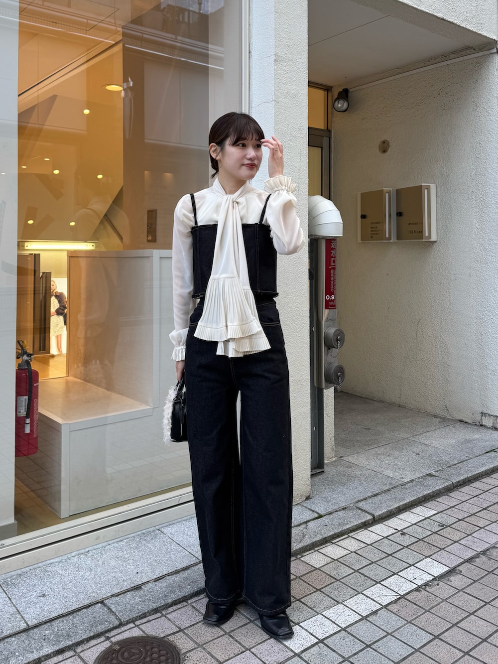 「今日のコーデ、デニム、デニムパンツ、デニムコーデ、セットアップ、セットアップスタイル、ビスチェ、ビスチェ×デニム、ボウタイブラウス、ブラウス、ブラウス×デニム、リボンブラウス、骨格ストレート、春コーデ、オトナ女子」｜「mysticのプリーツボウタイブラウス（シャツ/ブラウス、ホワイト系）」を使った、ayakaさん（レディース・164cm）の春コーディネートの2枚目の写真