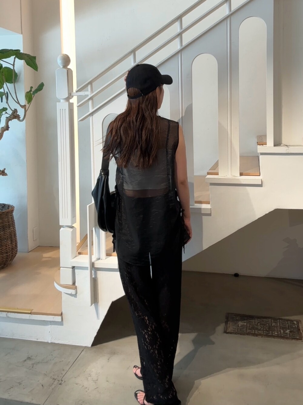 ブラック系のサンダル、ブラック系のシャツ/ブラウス、ブラック系のその他パンツを着用したレディースの秋コーディネートの3枚目の写真