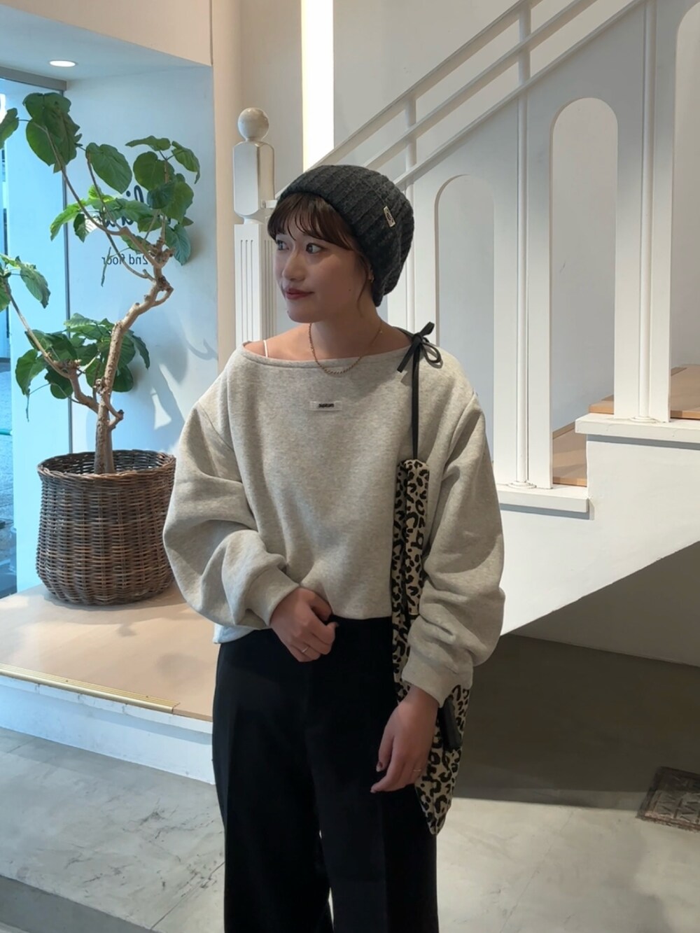 「パンツコーデ、オトナカワイイ、カジュアルスタイル、シンプルスタイル、オトナカジュアル、大人コーデ、ラフコーデ、ニット帽、ワンショルダー、スウェット、グレーパーカー、スラックス、フレアパンツ、ローファー、レオパード」｜「mysticのボートスウェット（Tシャツ/カットソー、グレー系）」を使った、ayakaさん（レディース・164cm）の冬コーディネートの3枚目の写真