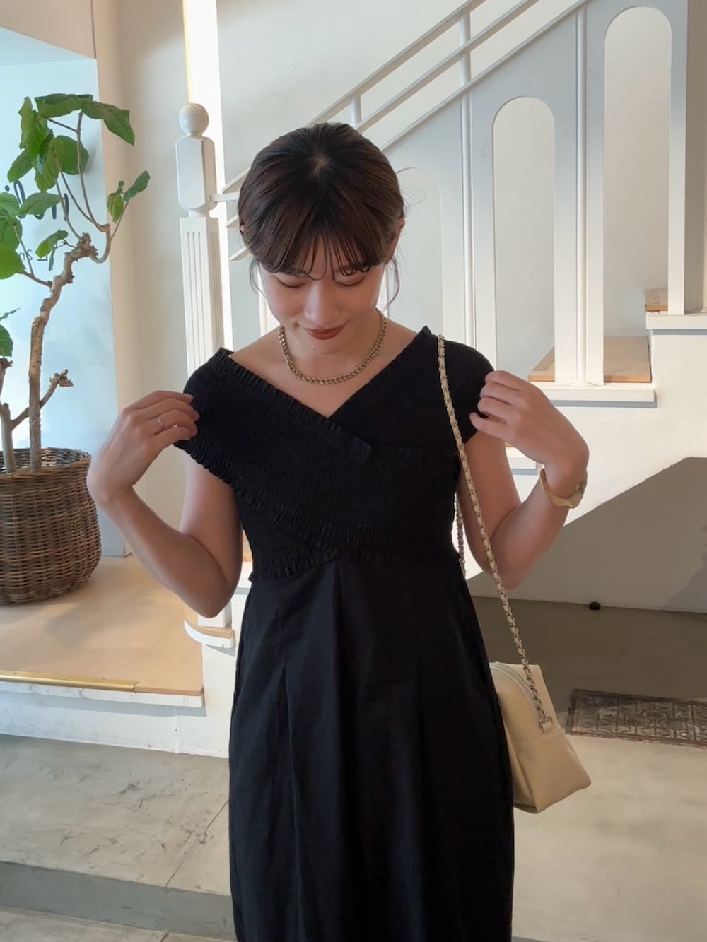 「秋服準備はじめました、お出かけコーデ、オールブラック、オールインワン、サロペット、ブラックコーデ、黒、ブラック、キレイめ、きれいめ、高身長女子、高身長コーデ、骨格ストレート、大人カジュアル、大人コーデ」｜「mysticのシャーリングオールインワン（サロペット/オーバーオール、ブラック系）」を使った、ayakaさん（レディース・164cm）の夏コーディネートの3枚目の写真