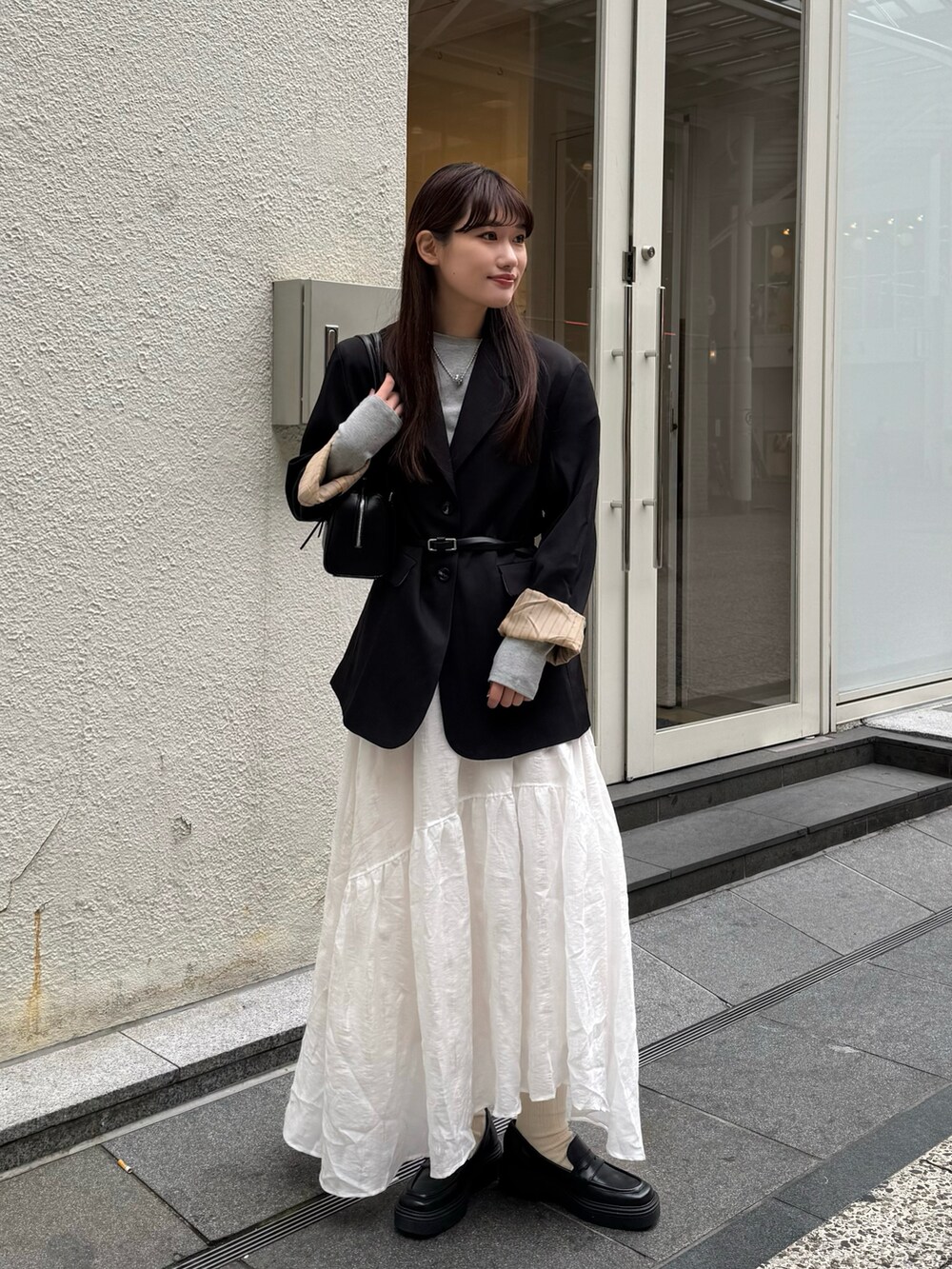 「春めき満開コーデ、ジャケット、テーラードジャケット、春コーデ、休日スタイル、オトナ女子、白スカート、スカート、ローファー、ローファー×靴下、ストライプ、大人女子、大人カジュアル、スカートコーデ、高身長」｜「mysticのベルト付きテーラードジャケット（その他アウター、ブラック系）」を使った、ayakaさん（レディース・164cm）の春コーディネートの2枚目の写真