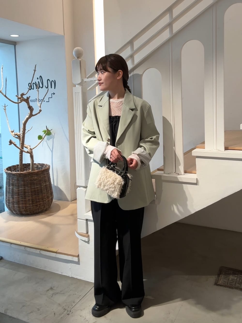 「ジャケット、ジャケットスタイル、ジャケットコーデ、スラックス、スラックスパンツ、ミントグリーン、レース、レーストップス、骨格ストレート、高身長女子、高身長コーデ、きれいめカジュアル、大人カジュアル、春コーデ、春アウター」｜「mysticのベルト付きテーラードジャケット（その他アウター、グリーン系）」を使った、ayakaさん（レディース・164cm）の春コーディネートの3枚目の写真