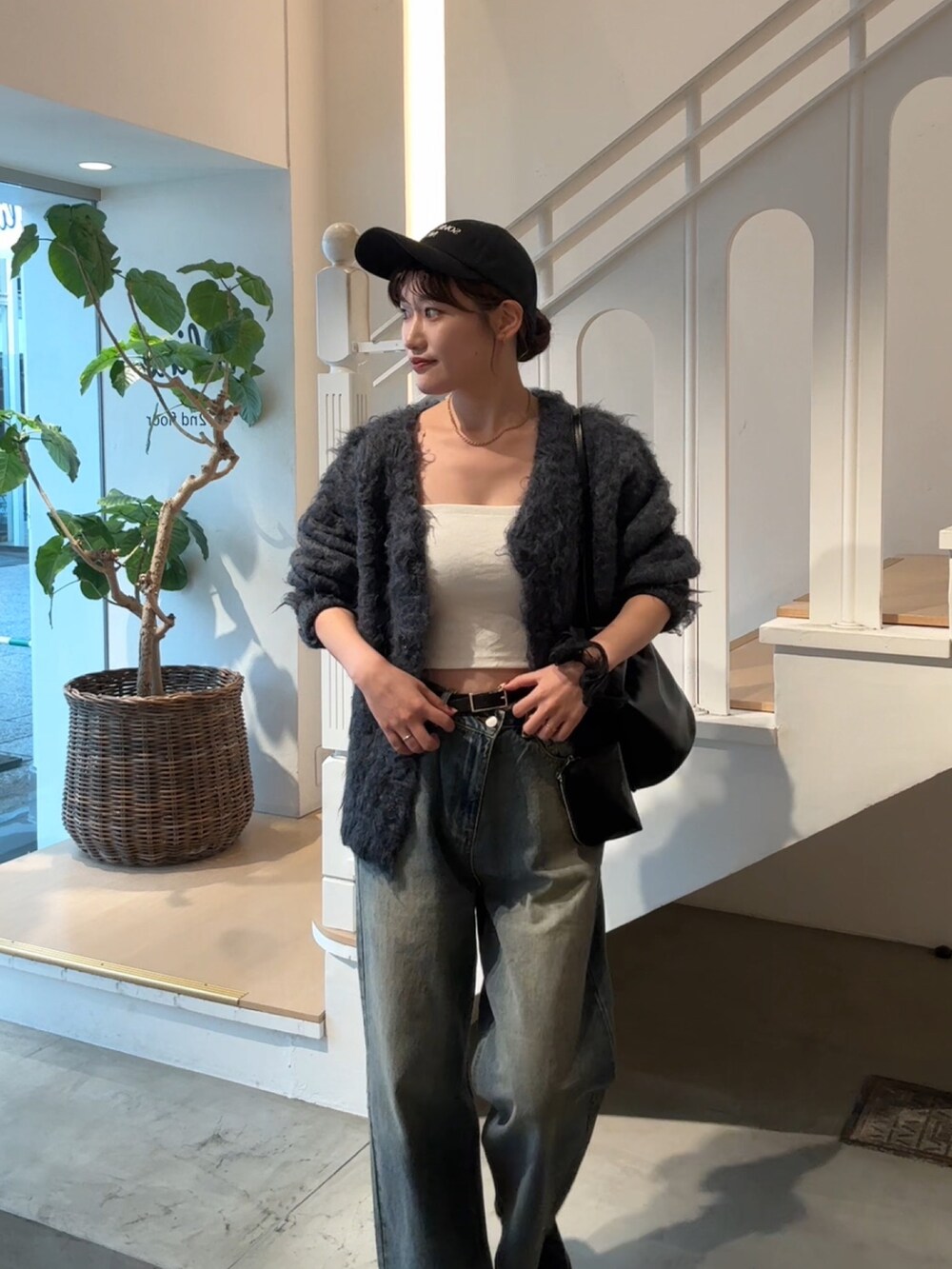 「カジュアル、カジュアルコーデ、キャップ、キャップ女子、カーディガン、カーディガンコーデ、ワイドデニム、デニム、デニムパンツ、デニムコーデ、オーバーダイ、ワントーン、ワントーンコーデ、骨格ストレート、高身長女子」｜「mysticの【リニューアル登場！】オーバーダイワイドデニム（デニムパンツ、ブルー系）」を使った、ayakaさん（レディース・164cm）の冬コーディネートの3枚目の写真