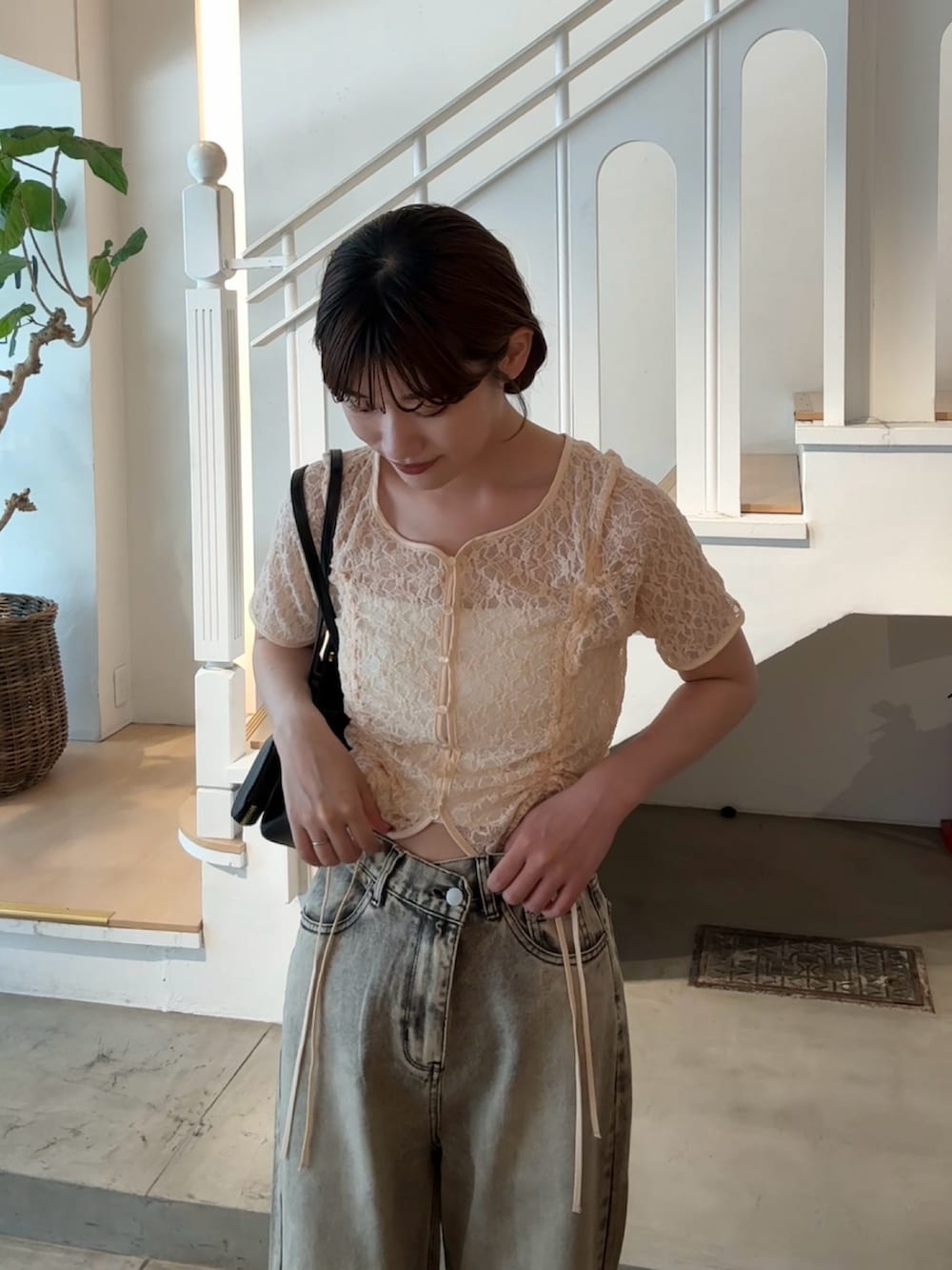 「淡色コーデ、レース、レーストップス、デニム、デニムパンツ、デニムコーデ、オーバーダイ、ワイドデニム、ワイドパンツ、ピンク、ピンクコーデ、高身長女子、高身長コーデ、骨格ストレート、キレイめカジュアル」｜「mysticの【3サイズ / 3色展開】オーバーダイワイドデニム（デニムパンツ、ベージュ系）」を使った、ayakaさん（レディース・164cm）の秋コーディネートの3枚目の写真