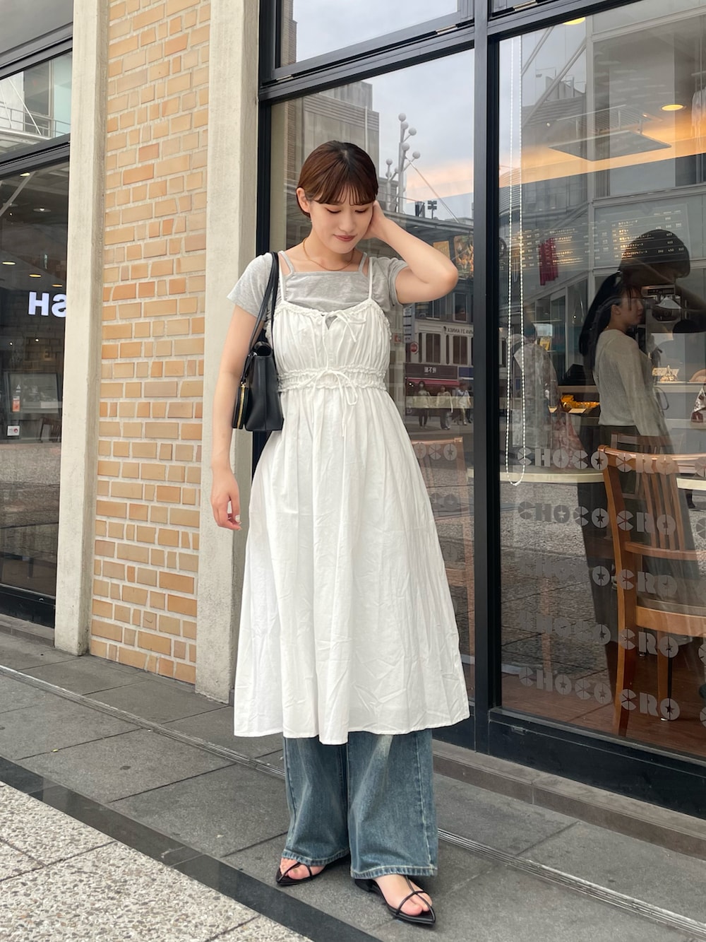「夏コーデ、韓国ファッション、韓国コーデ、韓国系、レイヤードスタイル、レイヤード、レイヤードコーデ、キャミワンピ、キャミワンピース、デニム、オーバーダイ、古着コーデ、古着女子、ヴィンテージ、リボン」｜「mlineの[mline]キャミデザインT（Tシャツ/カットソー、グレー系）」を使った、ayakaさん（レディース・164cm）の夏コーディネートの2枚目の写真