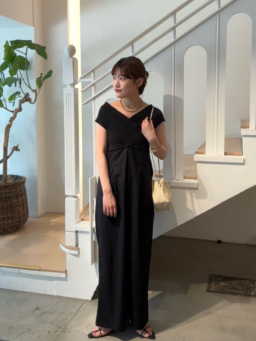 「秋服準備はじめました、お出かけコーデ、オールブラック、オールインワン、サロペット、ブラックコーデ、黒、ブラック、キレイめ、きれいめ、高身長女子、高身長コーデ、骨格ストレート、大人カジュアル、大人コーデ」｜「mysticのシャーリングオールインワン（サロペット/オーバーオール、ブラック系）」を使った、ayakaさん（レディース・164cm）の夏コーディネートの2枚目の写真
