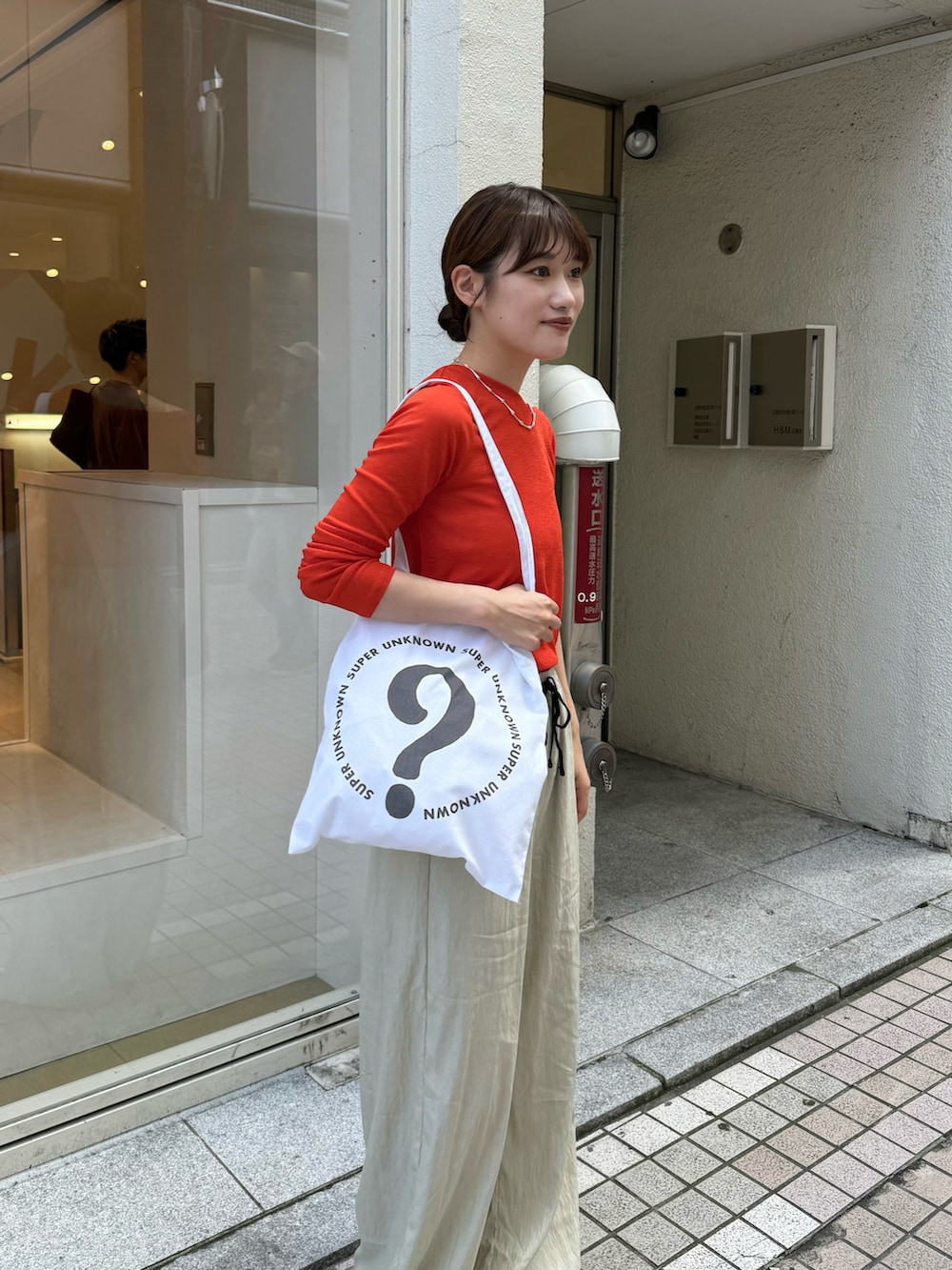 「オトナカジュアル、ラクチンコーデ、休日スタイル、リラックススタイル、ゆるコーデ、ビタミンカラー、オレンジ、オレンジコーデ、イージーパンツ、骨格ストレート、高身長女子、高身長コーデ、大人女子、パンツコーデ、秋服」｜「mysticの【2024AW】シアーロングTシャツ（Tシャツ/カットソー、オレンジ系）」を使った、ayakaさん（レディース・164cm）の秋コーディネートの2枚目の写真