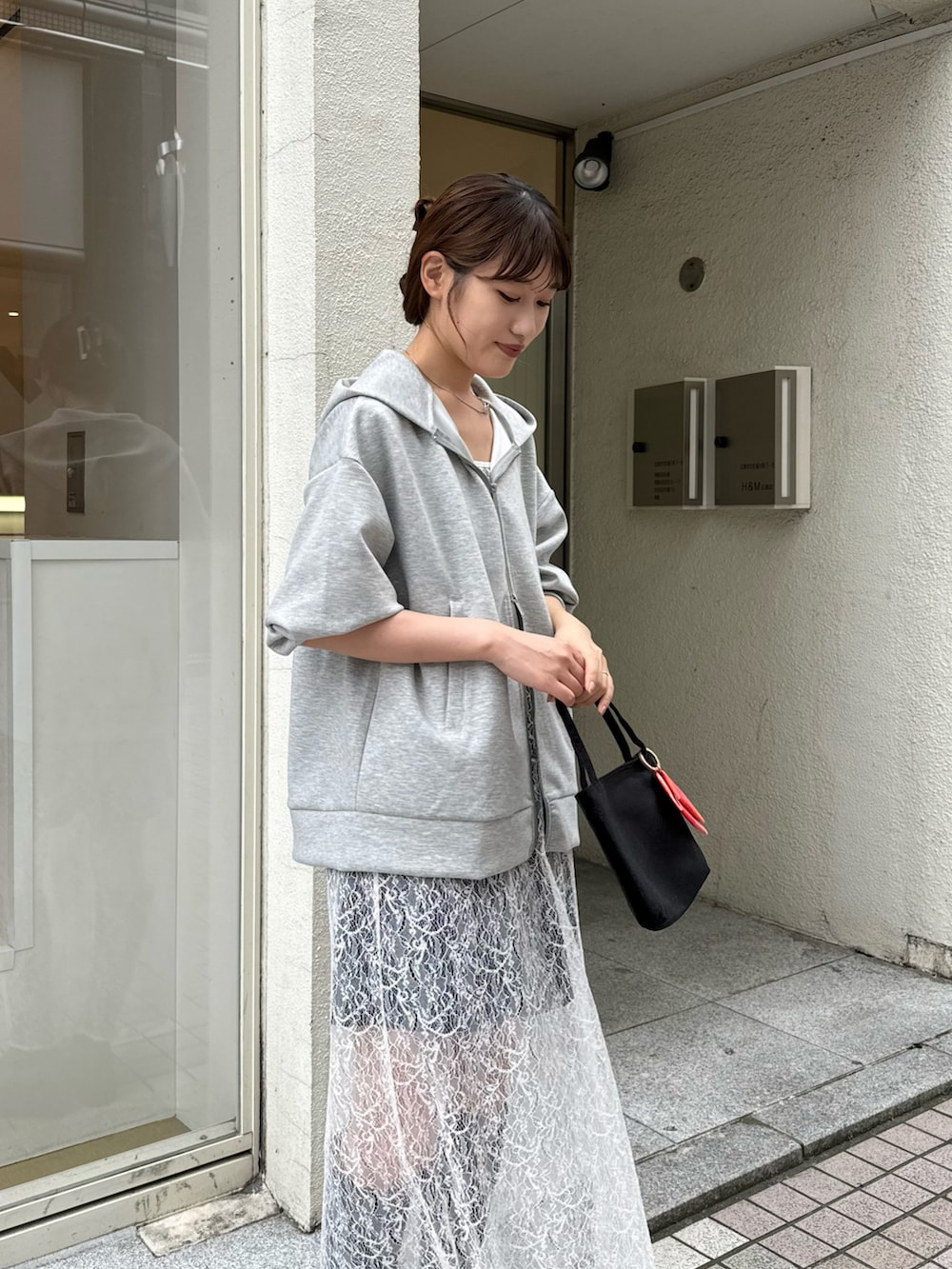 「レイヤードスタイル、レイヤード、レイヤードコーデ、レースワンピース、ワンピース、パーカー、パーカーコーデ、グレー、グレーのパーカー、グレーパーカー、高身長女子、高身長コーデ、骨格ストレート、ロングブーツ、秋冬コーデ」｜「mysticのポンチパーカー（パーカー、グレー系）」を使った、ayakaさん（レディース・164cm）の冬コーディネートの3枚目の写真