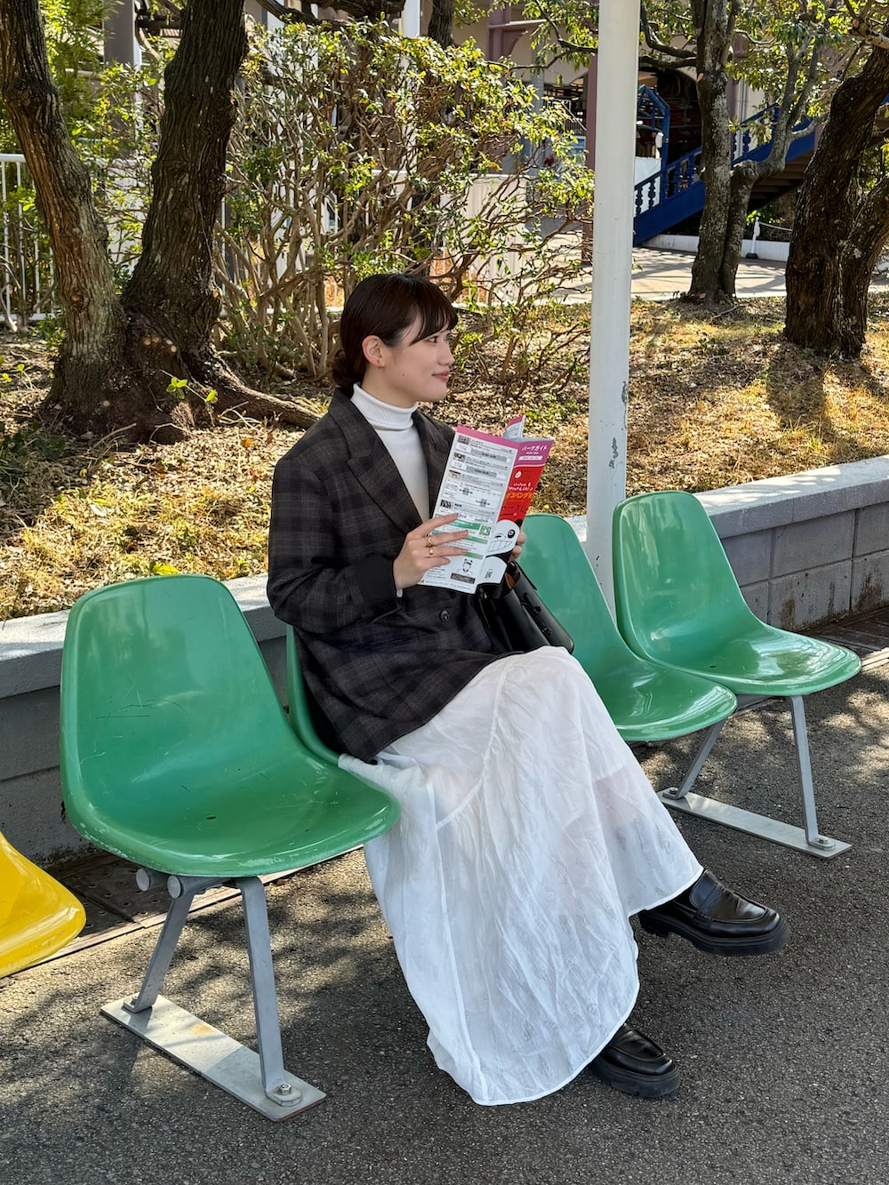「春めき満開コーデ、チェック、大人ファッション、キレイめコーデ、着回しコーデ、オトナカジュアル、白スカート、ジャケット、ジャケットスタイル、骨格ストレート、高身長女子、高身長コーデ、スカートスタイル、スカートコーデ、フレアスカート」｜「mysticのヘムティアードスカート（スカート、ホワイト系）」を使った、ayakaさん（レディース・164cm）の春コーディネートの2枚目の写真