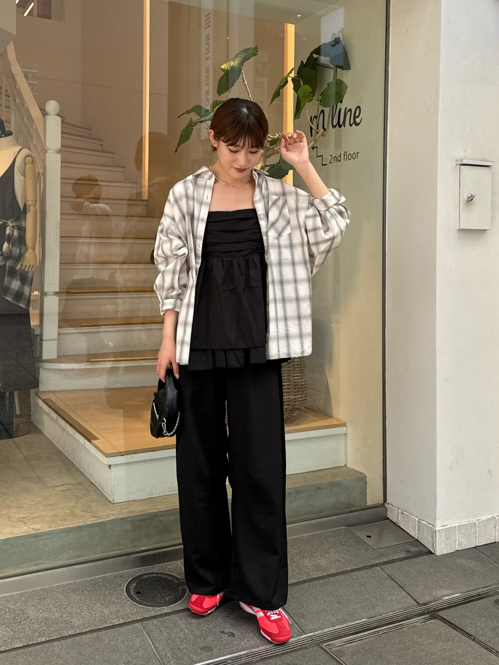 「チェック、チェックシャツ、チェック柄、ビスチェ、ビスチェコーデ、ティアード、カーブパンツ、スラックス、スラックスパンツ、ブラック、ブラックコーデ、adidas、スニーカー、スニーカーコーデ、スニーカー女子」｜「mysticのチェックシャツ（シャツ/ブラウス、ホワイト系）」を使った、ayakaさん（レディース・164cm）の秋コーディネートの2枚目の写真