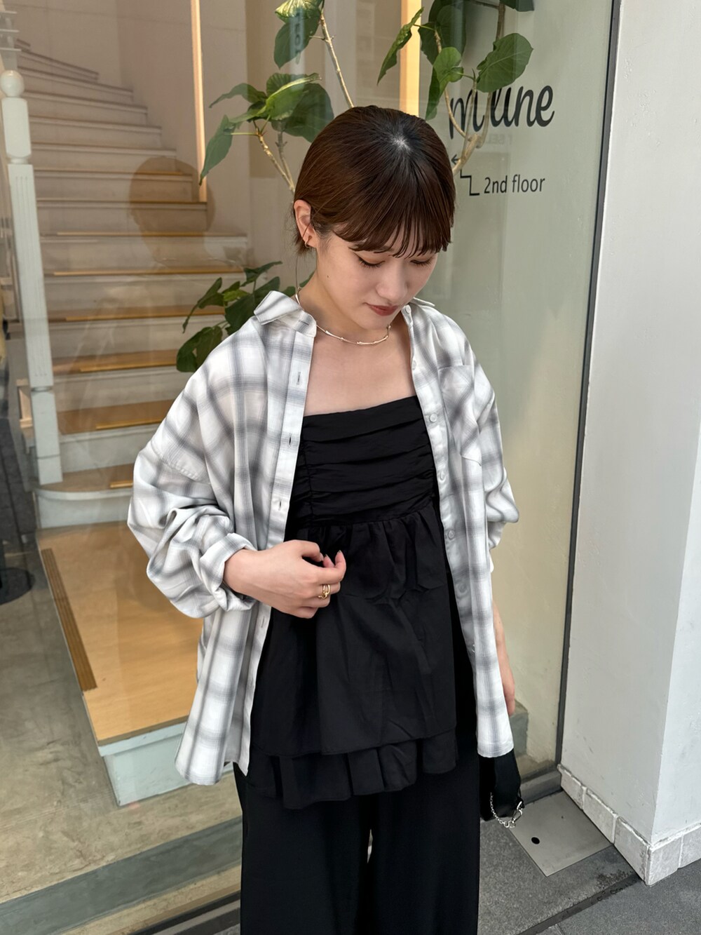 「チェック、チェックシャツ、チェック柄、ビスチェ、ビスチェコーデ、ティアード、カーブパンツ、スラックス、スラックスパンツ、ブラック、ブラックコーデ、adidas、スニーカー、スニーカーコーデ、スニーカー女子」｜「mysticのチェックシャツ（シャツ/ブラウス、ホワイト系）」を使った、ayakaさん（レディース・164cm）の秋コーディネートの3枚目の写真