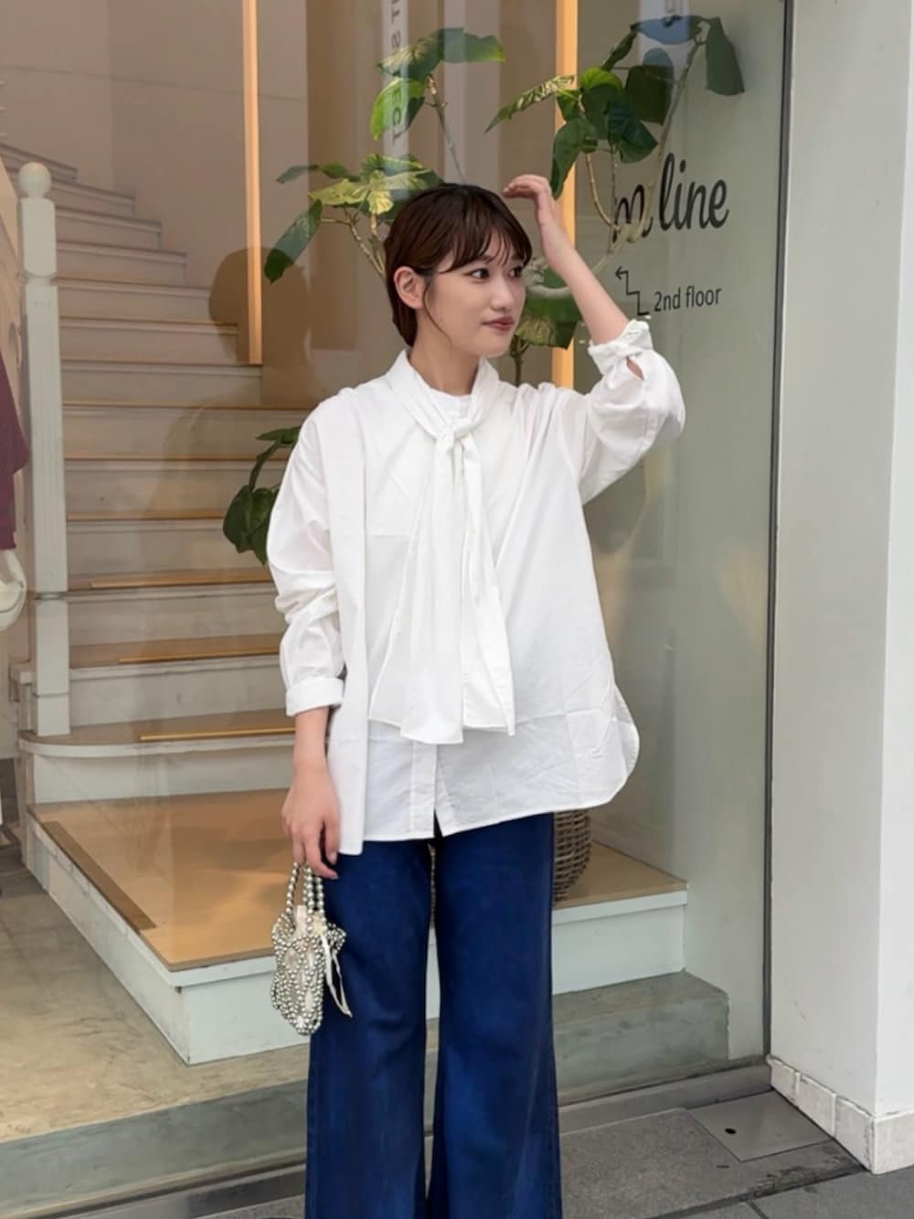 「オトナカジュアル、おしゃれさんと繋がりたい、パンツスタイル、ミニバッグ、韓国ファッション、ボウタイブラウス、ブラウス、ブラウス×デニム、ワイドデニム、リボンブラウス、高身長女子、高身長コーデ、骨格ストレート、冬コーデ、きれいめコーデ」｜「mysticのボウタイブラウス（シャツ/ブラウス、ホワイト系）」を使った、ayakaさん（レディース・164cm）の冬コーディネートの3枚目の写真