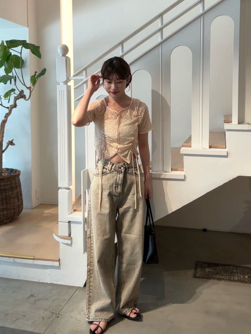 「淡色コーデ、レース、レーストップス、デニム、デニムパンツ、デニムコーデ、オーバーダイ、ワイドデニム、ワイドパンツ、ピンク、ピンクコーデ、高身長女子、高身長コーデ、骨格ストレート、キレイめカジュアル」｜「mysticの【3サイズ / 3色展開】オーバーダイワイドデニム（デニムパンツ、ベージュ系）」を使った、ayakaさん（レディース・164cm）の秋コーディネートの2枚目の写真