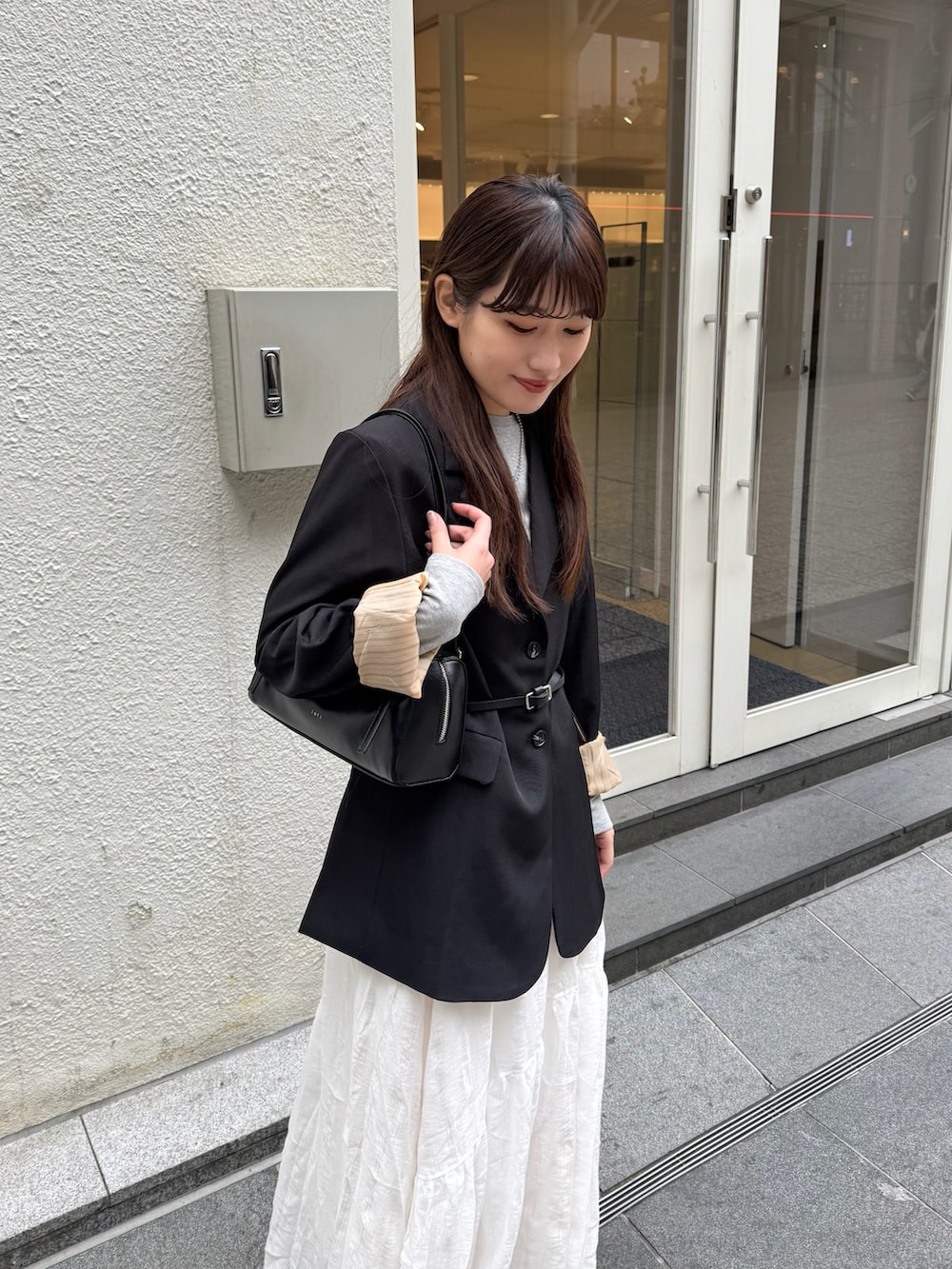 「春めき満開コーデ、ジャケット、テーラードジャケット、春コーデ、休日スタイル、オトナ女子、白スカート、スカート、ローファー、ローファー×靴下、ストライプ、大人女子、大人カジュアル、スカートコーデ、高身長」｜「mysticのベルト付きテーラードジャケット（その他アウター、ブラック系）」を使った、ayakaさん（レディース・164cm）の春コーディネートの3枚目の写真