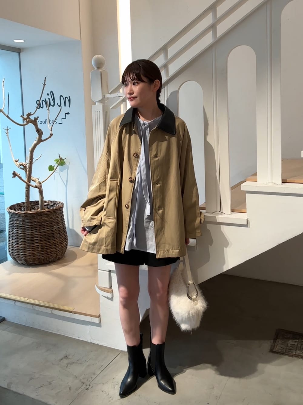 「トレンチコート、トレンチ、ブラウス、ブラウスコーデ、ミニスカート、ミニ丈、ブルー、ブルーコーデ、大人カジュアル、春コーデ、春アウター、骨格ストレート、高身長女子、高身長コーデ、きれいめカジュアル」｜「mysticのバックリボンブラウス（シャツ/ブラウス、ブルー系）」を使った、ayakaさん（レディース・164cm）の春コーディネートの2枚目の写真
