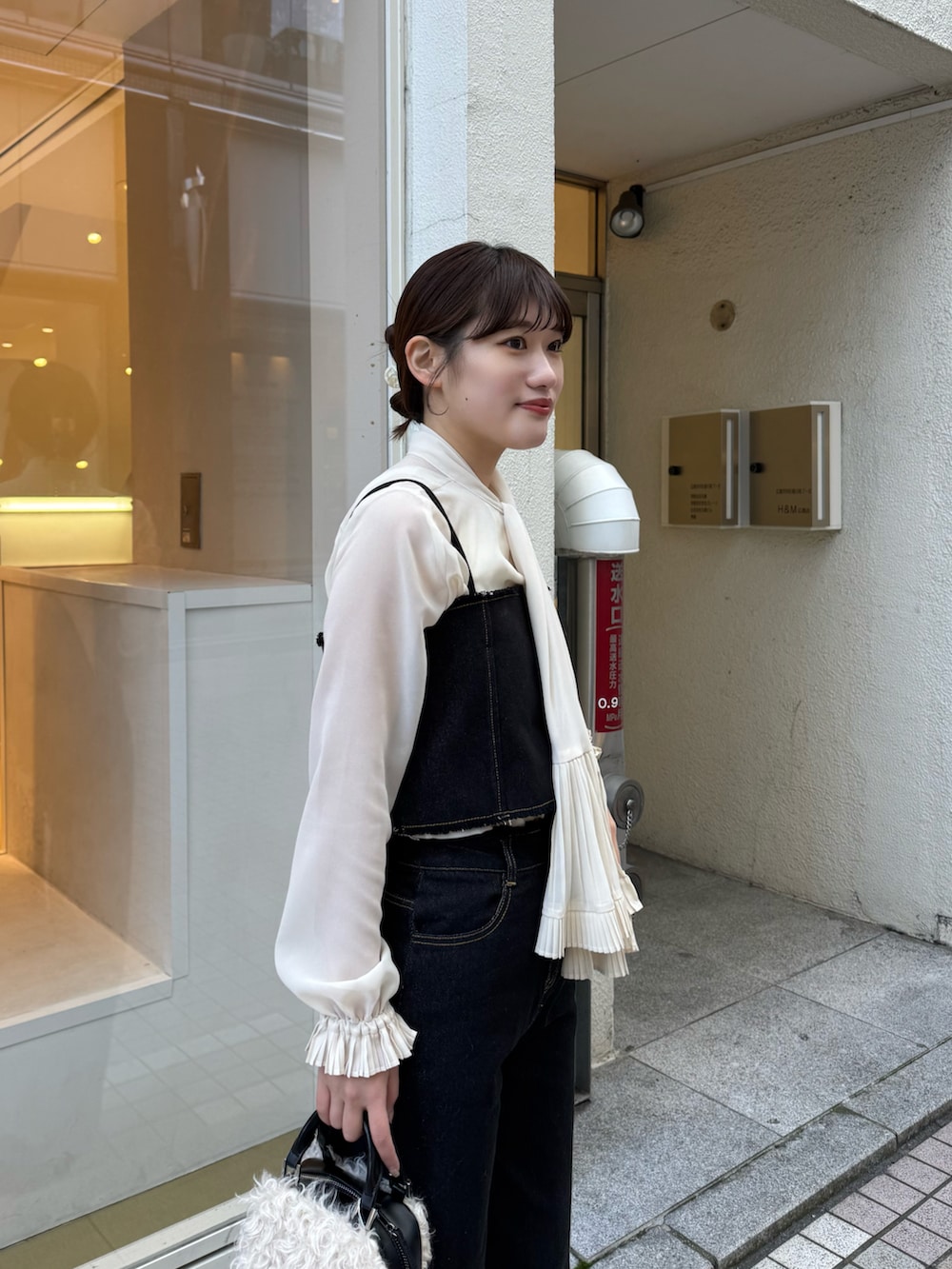 「今日のコーデ、デニム、デニムパンツ、デニムコーデ、セットアップ、セットアップスタイル、ビスチェ、ビスチェ×デニム、ボウタイブラウス、ブラウス、ブラウス×デニム、リボンブラウス、骨格ストレート、春コーデ、オトナ女子」｜「mysticのプリーツボウタイブラウス（シャツ/ブラウス、ホワイト系）」を使った、ayakaさん（レディース・164cm）の春コーディネートの3枚目の写真